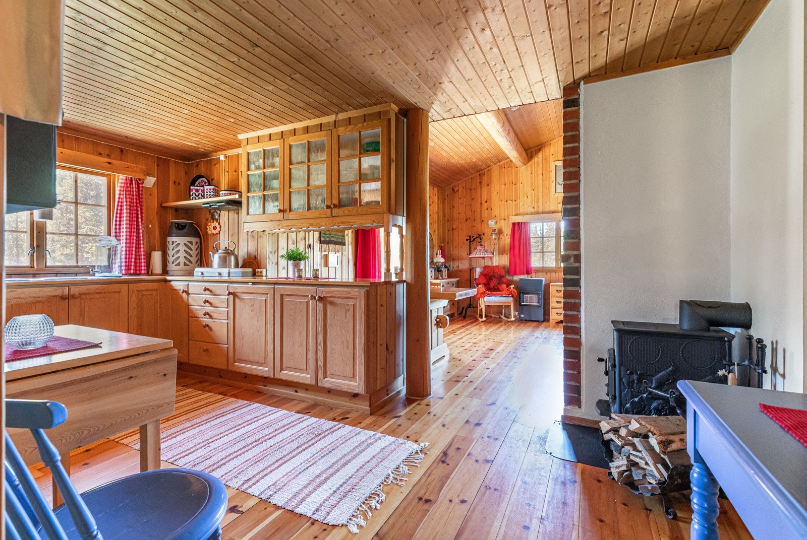 Vedovn på kjøkkensiden gir en god oppvarming til hytta Galleribilde