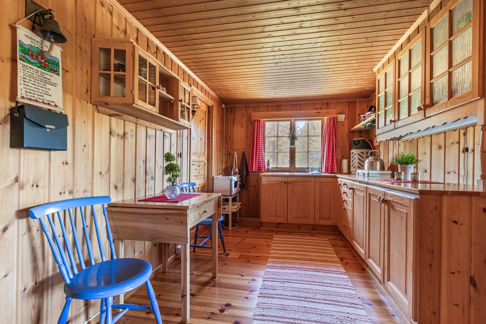 Innredning med profilerte fronter samt noen med glassdører Galleribilde