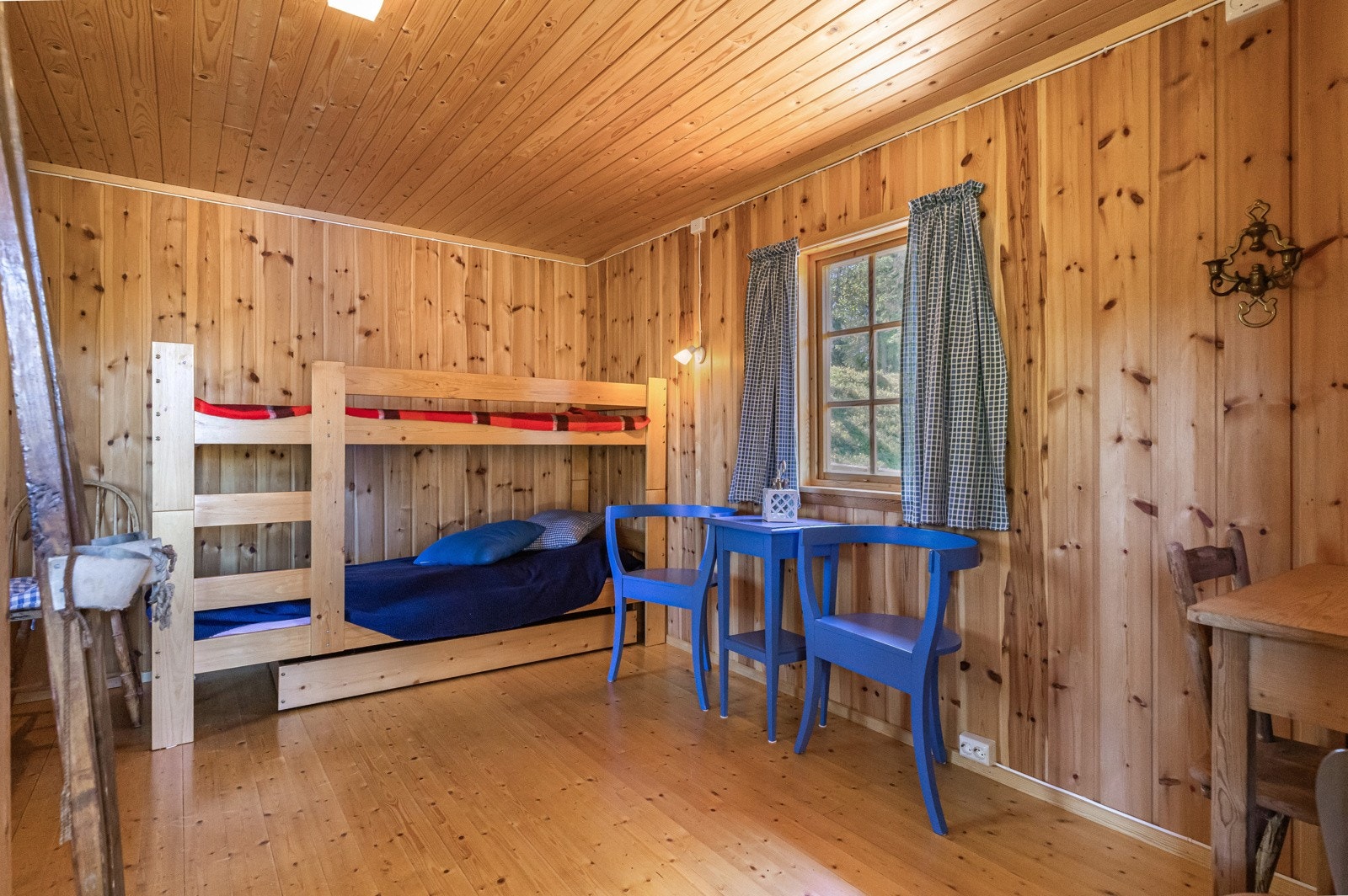 Ett rom som er innredet med sengeplass og en mindre sittegruppe Galleribilde