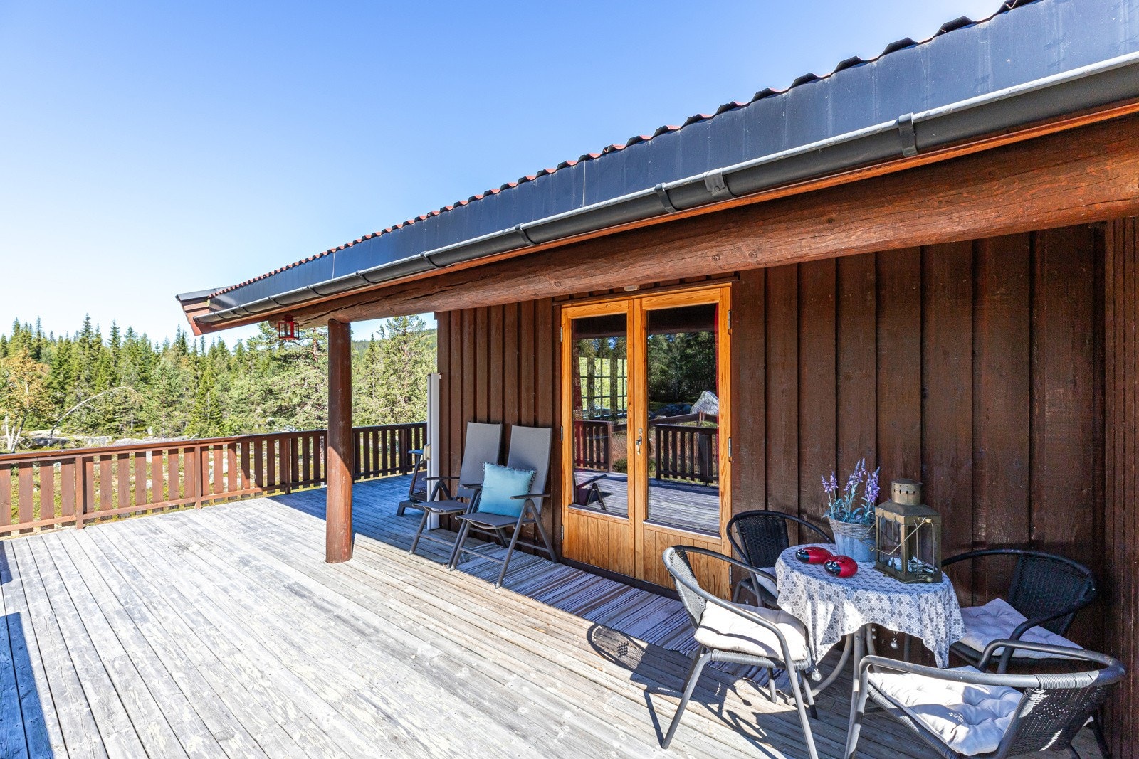 Terrassen har god plass til sittegruppe og andre utemøbler Galleribilde