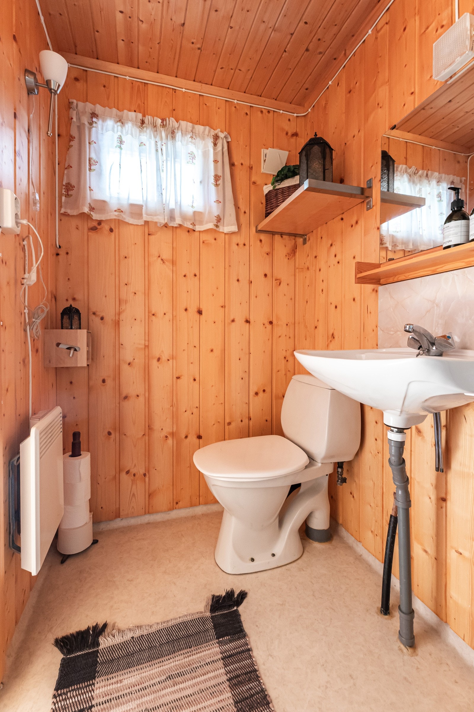 Det gjøres oppmerksom på at det ikke er innlagt vann i hytta og derfor ikke vann på bad. Toalett skylles manuelt ved hjelp av bøtte med vann Galleribilde