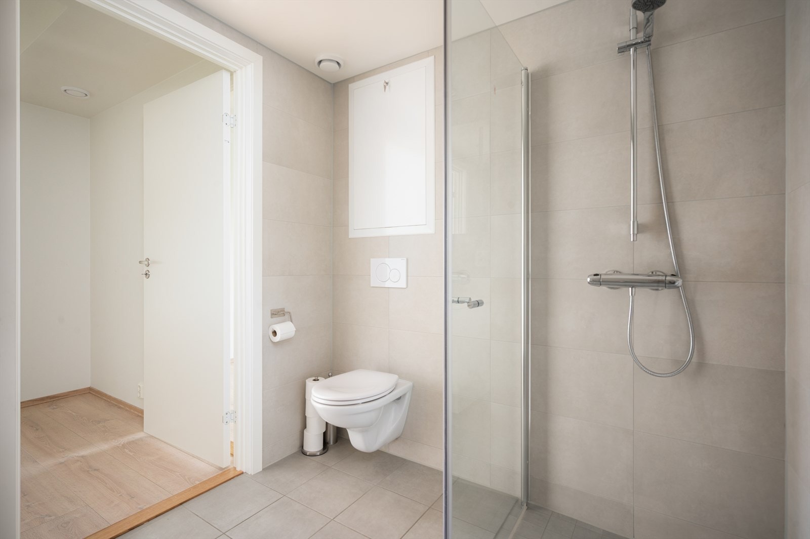Utstyrt med innfellbare dusjdører, servantskap, veggmontert wc, opplegg for vaskemaskin, rørfordelingsskap og mekanisk avtrekk. Galleribilde