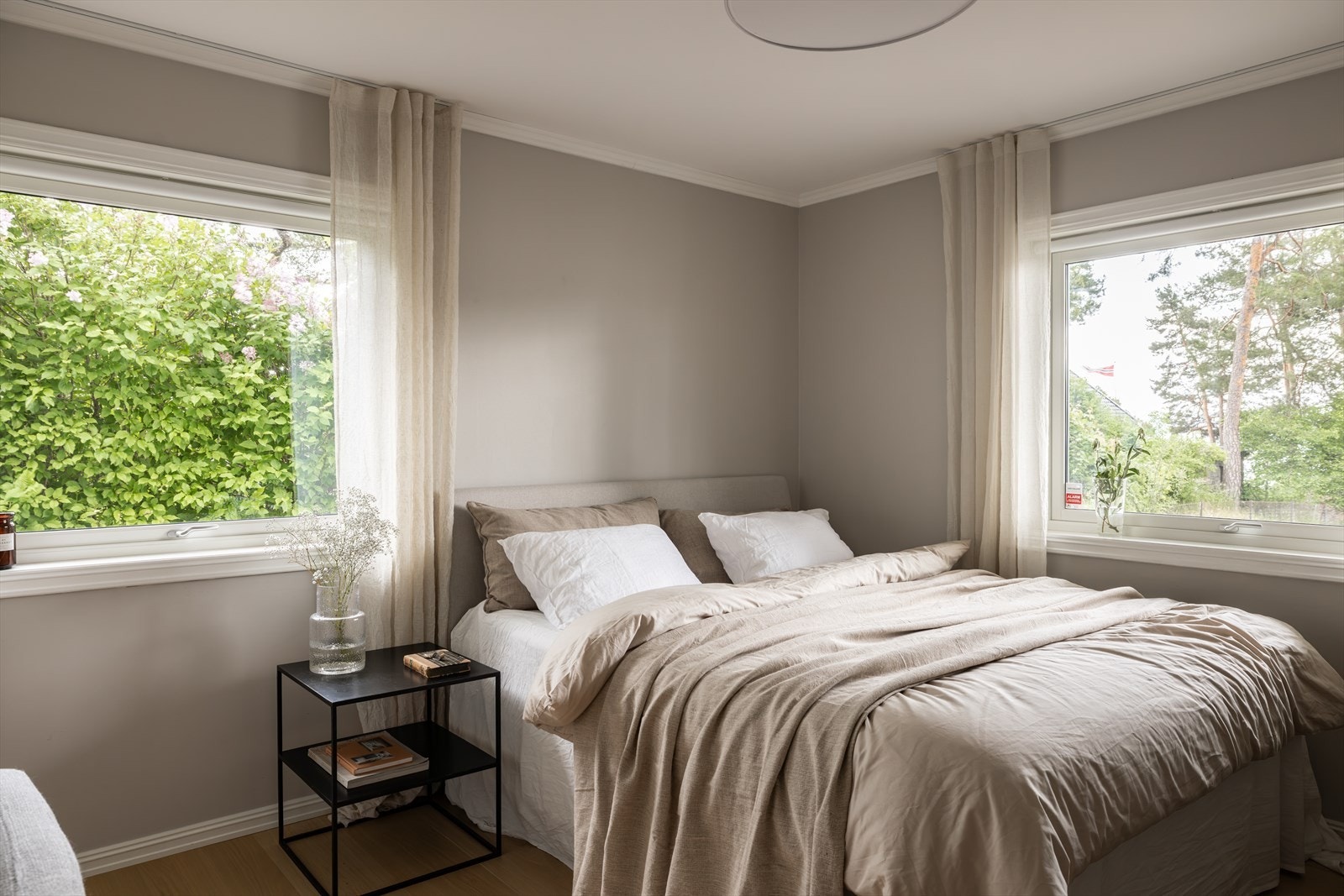 Ett av boligens totalt fire soverom ligger praktisk plassert i 1. etasje. Galleribilde