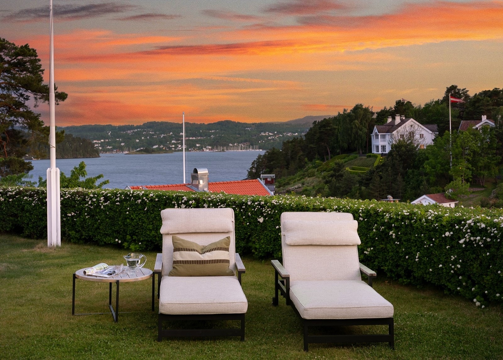 Her bor man med umiddelbar nærhet til sjøen, flotte turmuligheter og et aktivt nærmiljø. Galleribilde