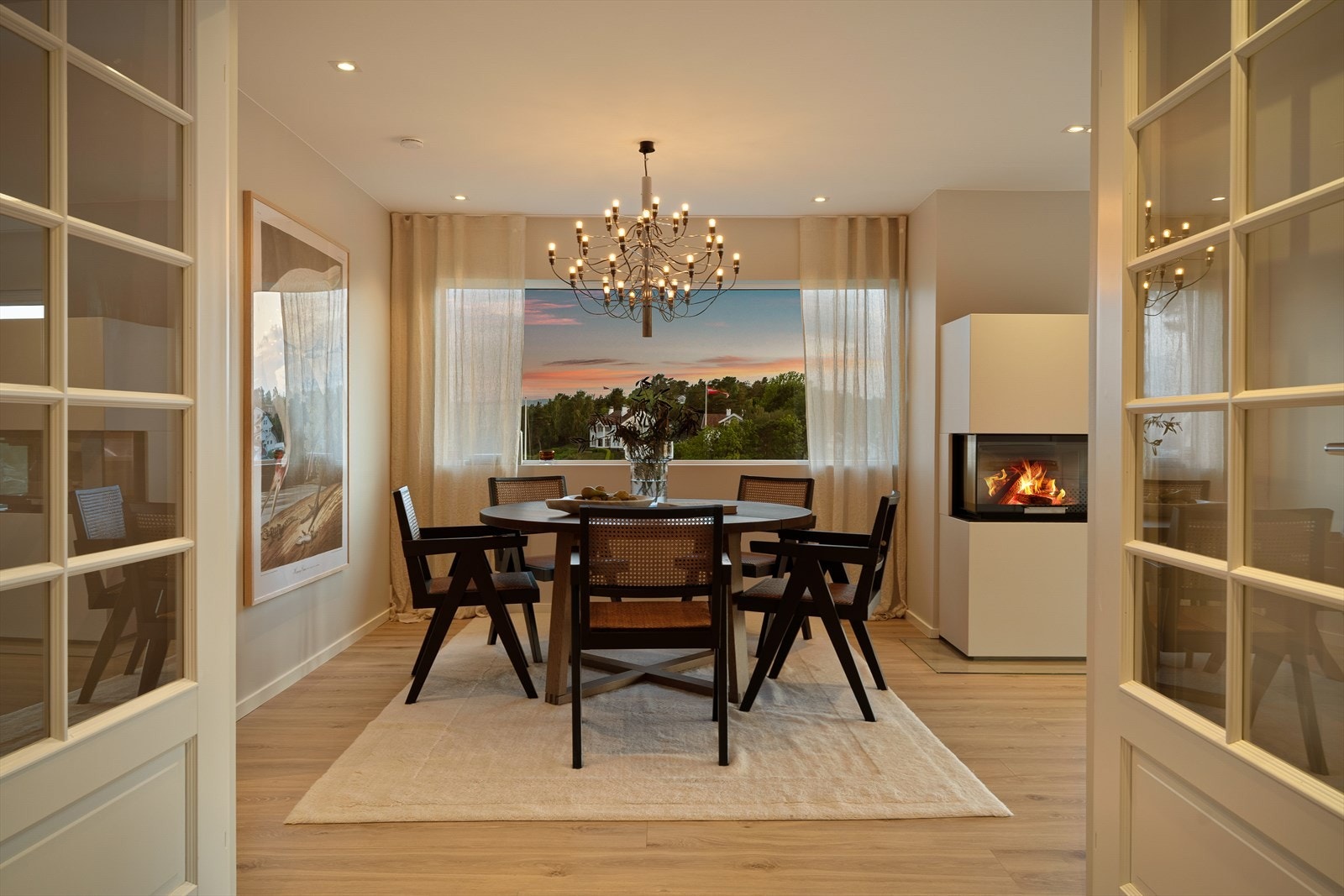 I 2022/2023 ble det gjort smakfulle oppgraderinger med høy kvalitet, bl.a. 2 nye bad, arkitekttegnede takoppløft, nye peisovner og skreddersydde, plassbygde løsninger. Galleribilde