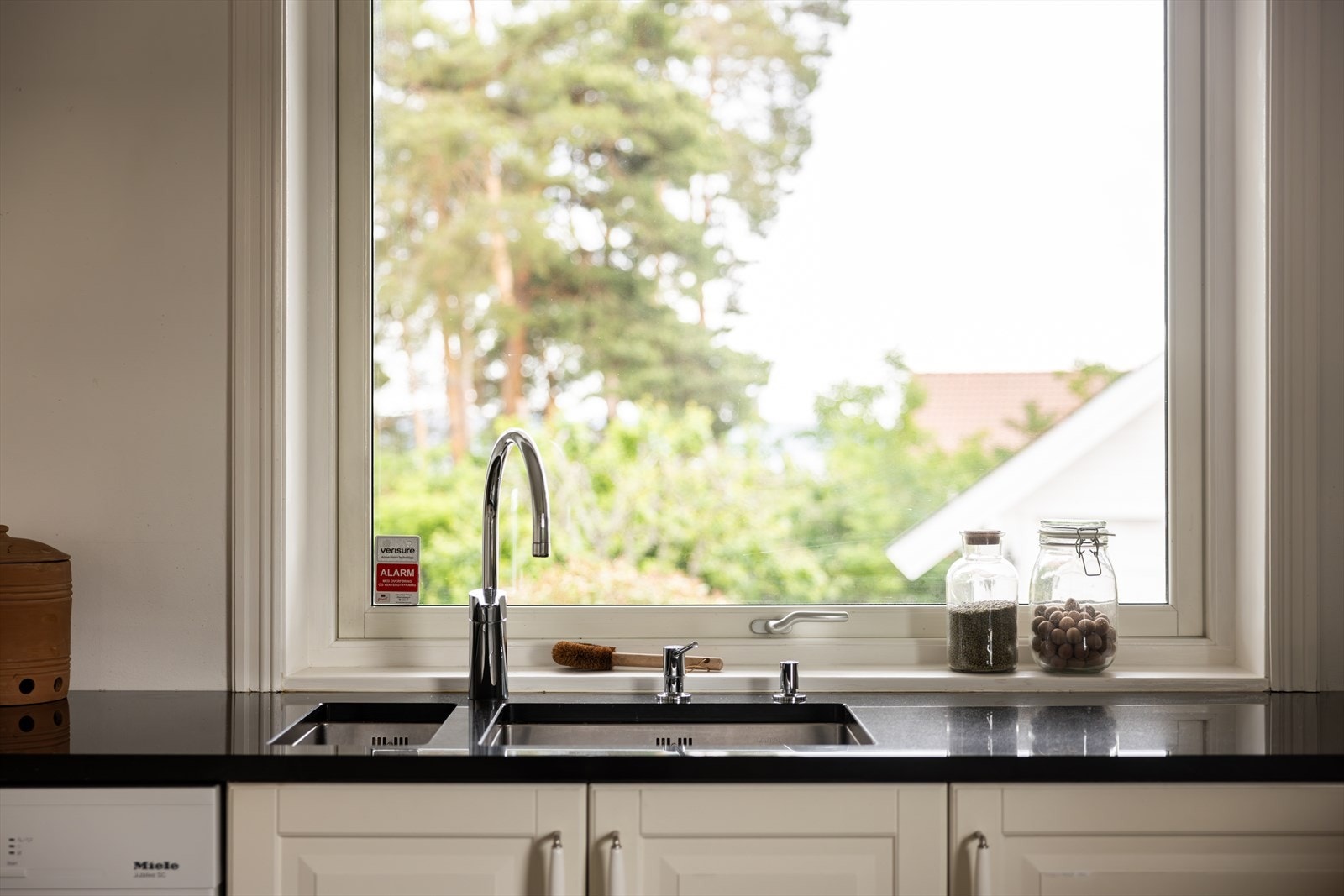 Underlimt vask og høy armatur fremhever det stilrene uttrykket. Galleribilde