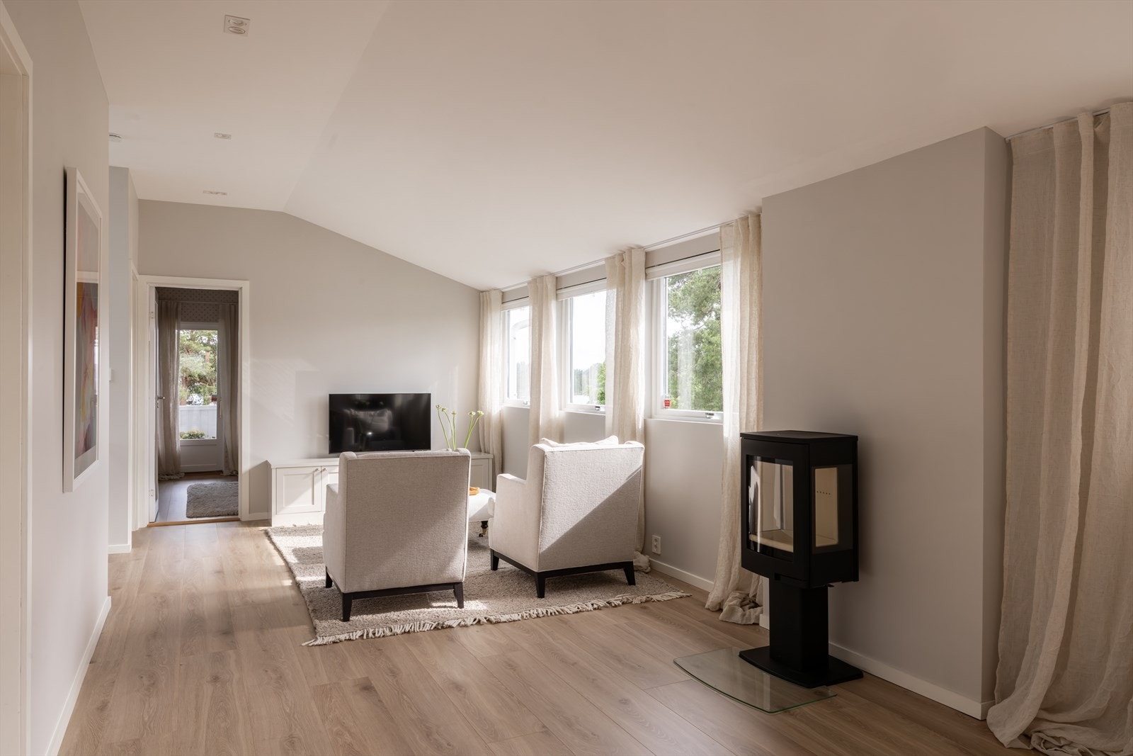 Lys og innbydende loftstue med store vindusflater og takoppløft som gir ekstra takhøyde. Galleribilde