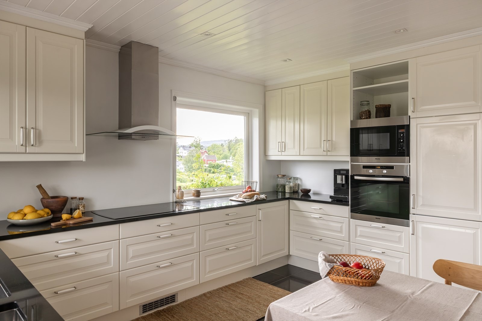 Kjøkken ble delvis oppgradert i forbindelse med øvrige tiltak i 2022/2023. Galleribilde