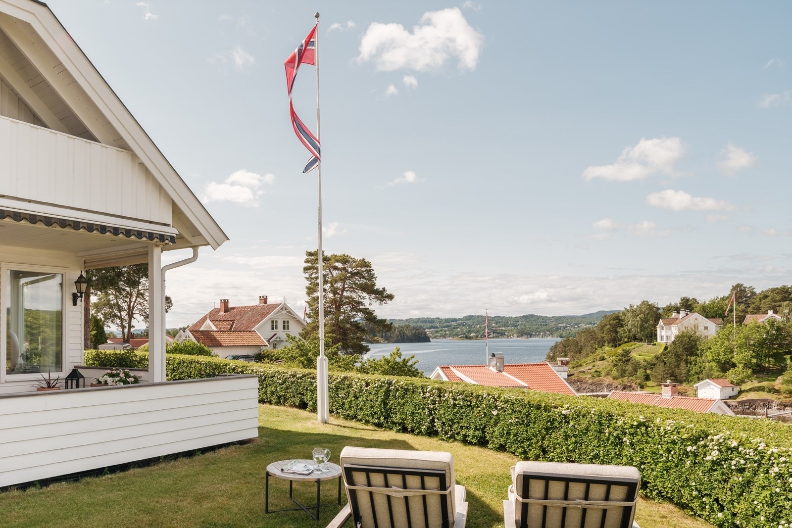 Utearealet har fått et løft gjennom oppgraderinger i 2022/23, blant annet med nymalte fasader, beslag og nye terrassedører som knytter inne- og uteområdene sammen på en stilren måte. Galleribilde