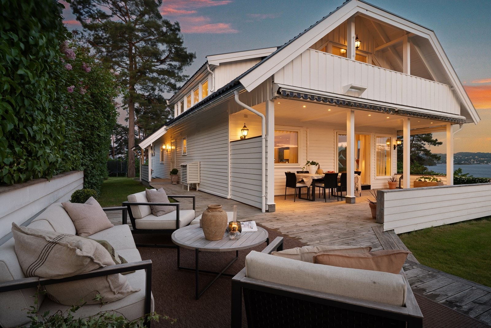 Fra stuen er det utgang til en romslig, sydvest-vendt terrasse på ca. 66 kvm med svært gode solforhold og plass til både spisegruppe og loungemøbler. Galleribilde