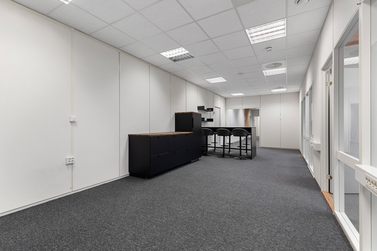 Følger med et enkelt, flott og moderne te-kjøkken. Galleribilde