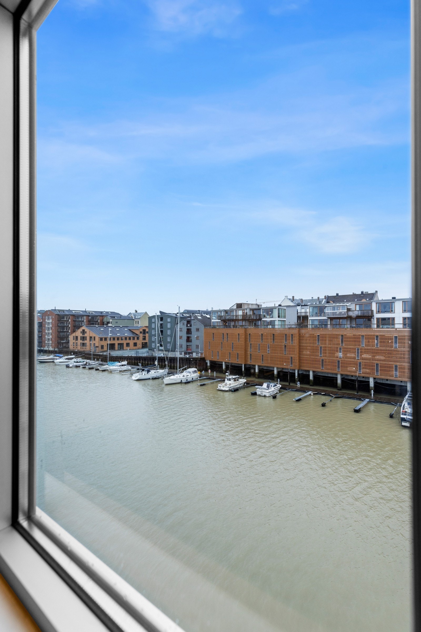 Nydelig utsikt til kanalen fra den éne siden; og fjorden og Munkholmen fra den andre. Galleribilde