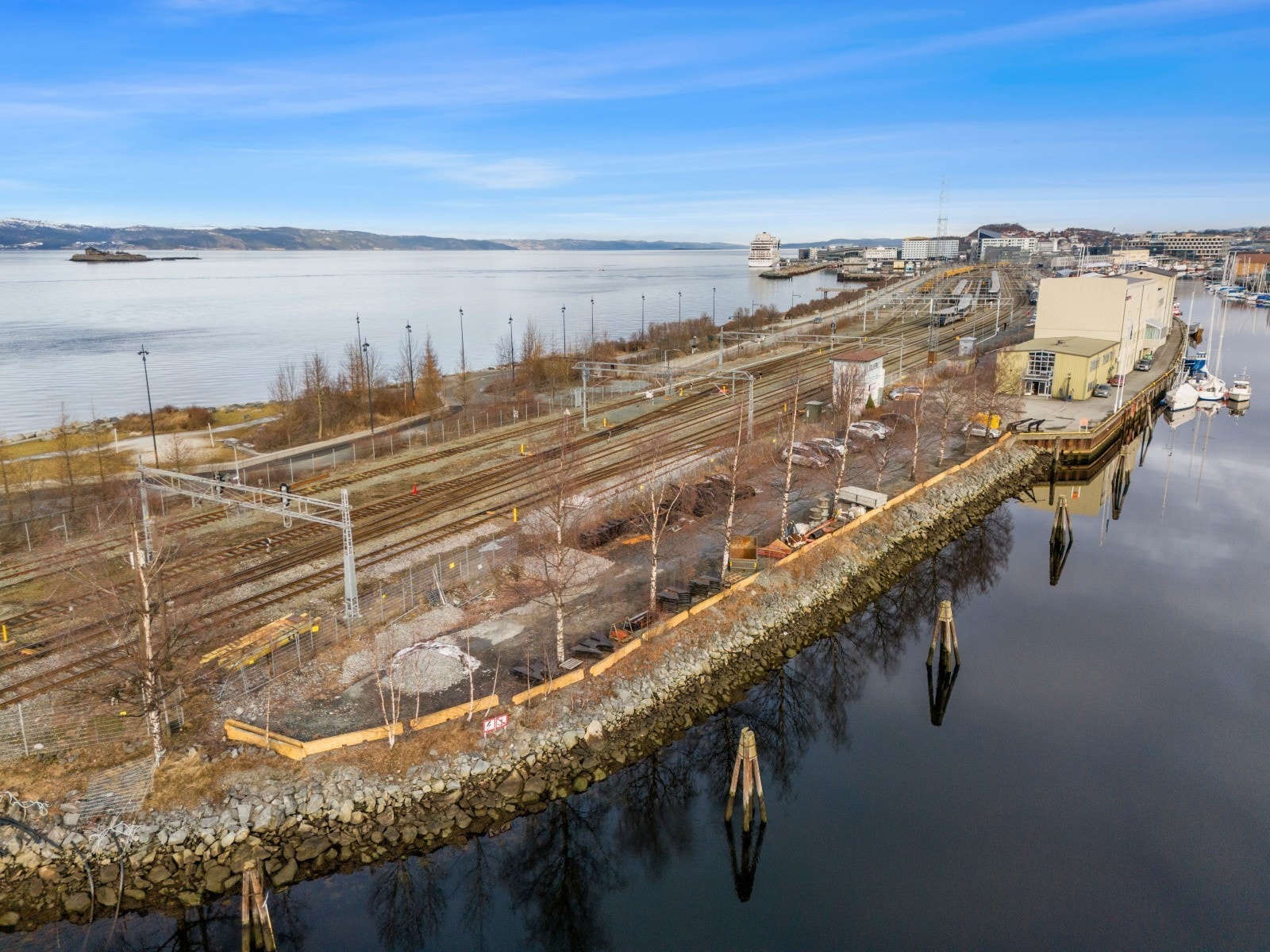 Rikelig med parkering kun få meter fra inngangspartiet. Galleribilde