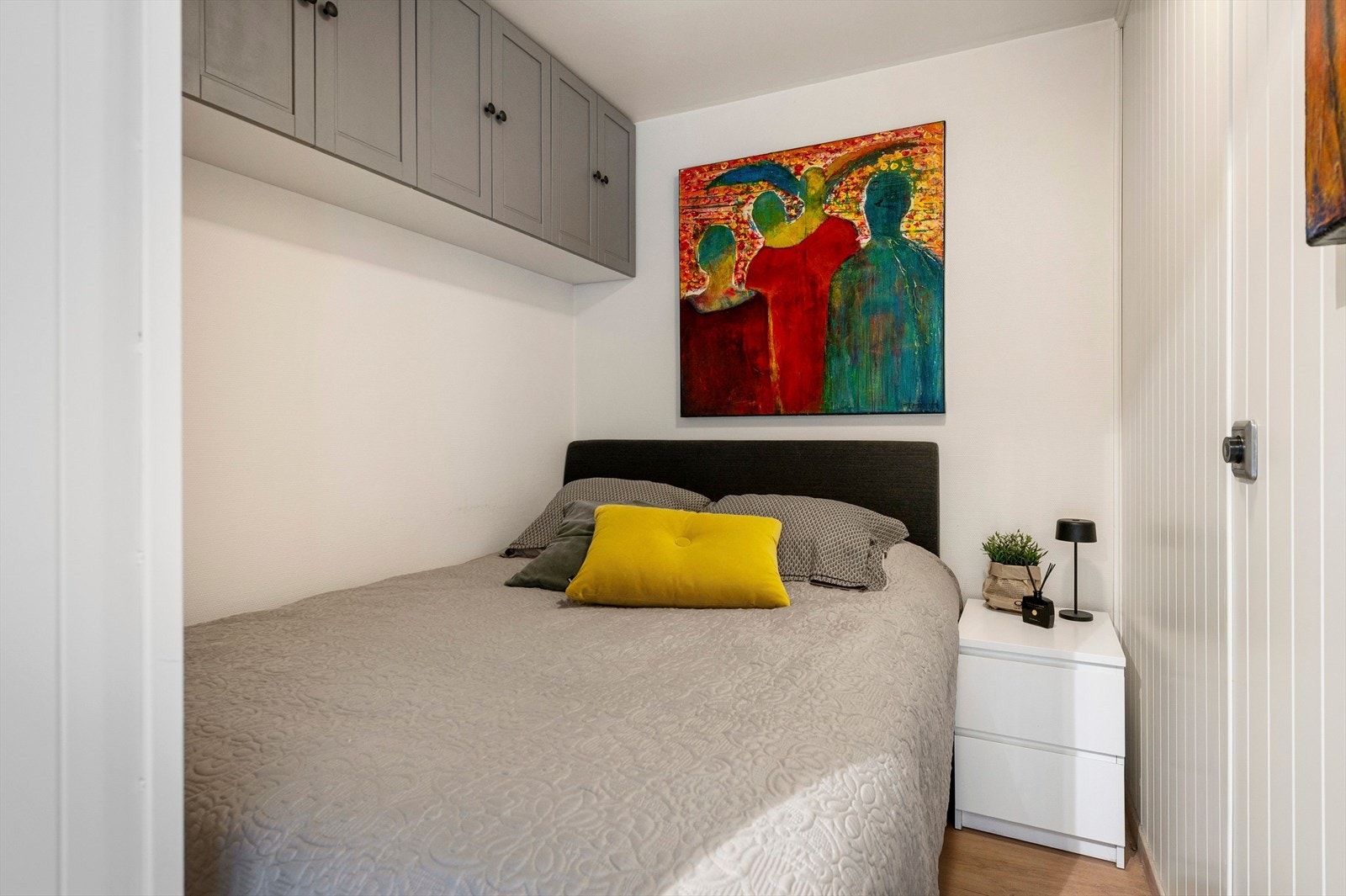 Sovealkove i tilknytning til inngangsparti. Fin hylleordning for oppbevaring. Galleribilde