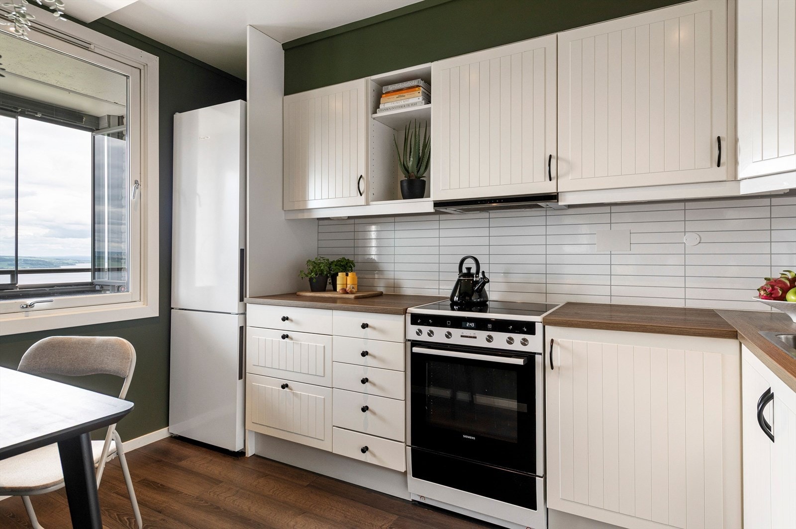 Kjøkkeninnredning med frittstående hvitevarer. Galleribilde