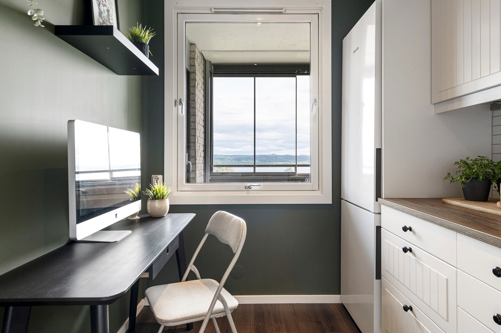 Praktisk kontorløsning på kjøkken. Alternativt kan man møblere for en spiseplass. Galleribilde