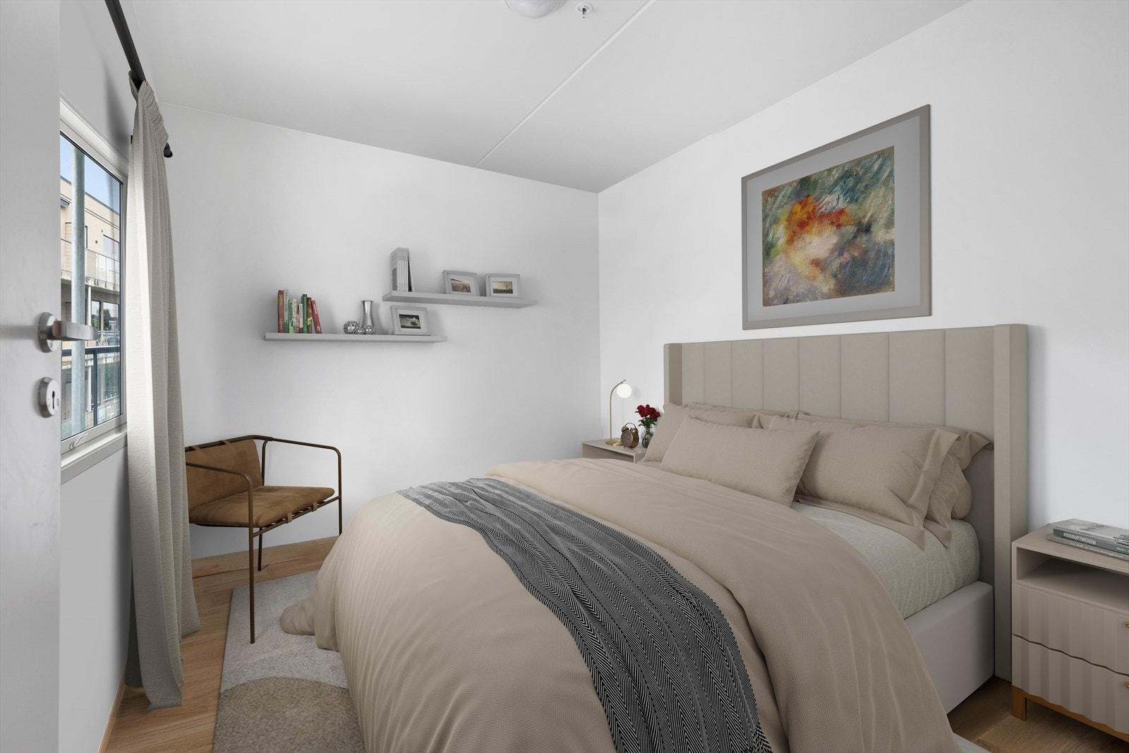 Lyst og moderne soverom med god oppbevaringsplass og behagelig atmosfære. Rommet har parkettgulv, stor garderobe og vindu med naturlig lysinnslipp. Galleribilde