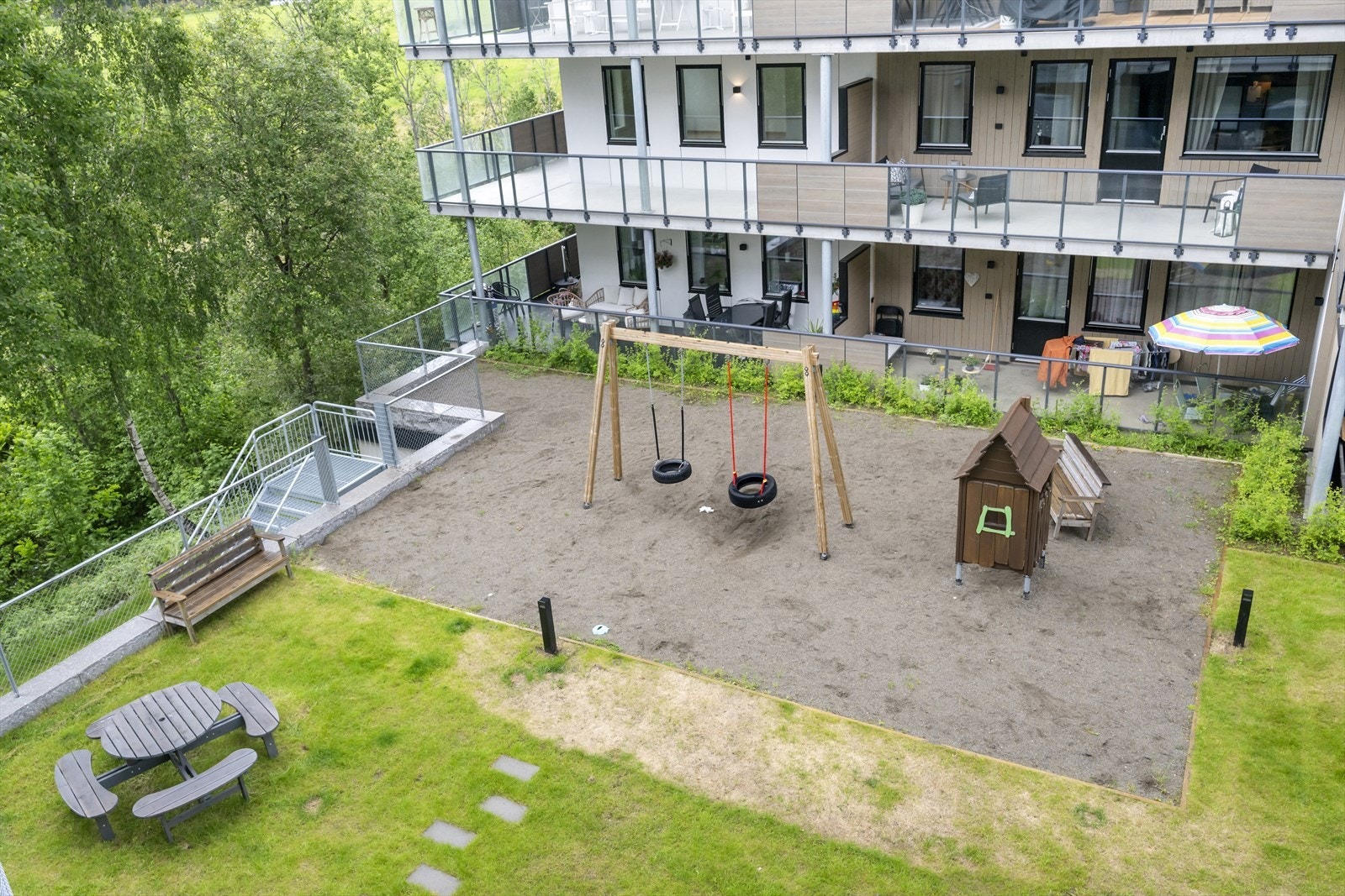 Fellesområde har lekeplass med husker og benker. Galleribilde
