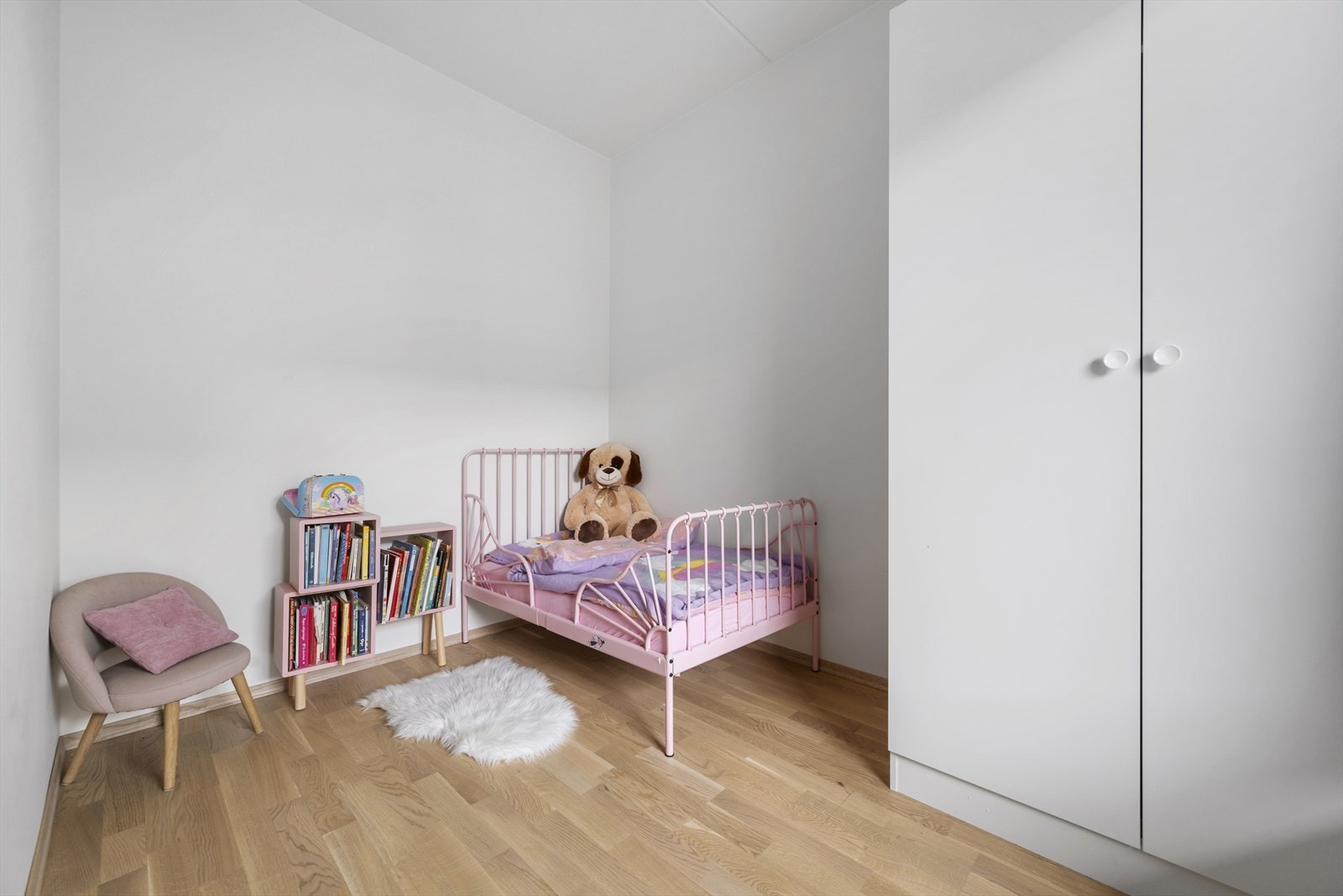 Lyst og innbydende barnerom med god planløsning og praktiske oppbevaringsløsninger. Et trivelig rom tilpasset familiens yngste. Galleribilde