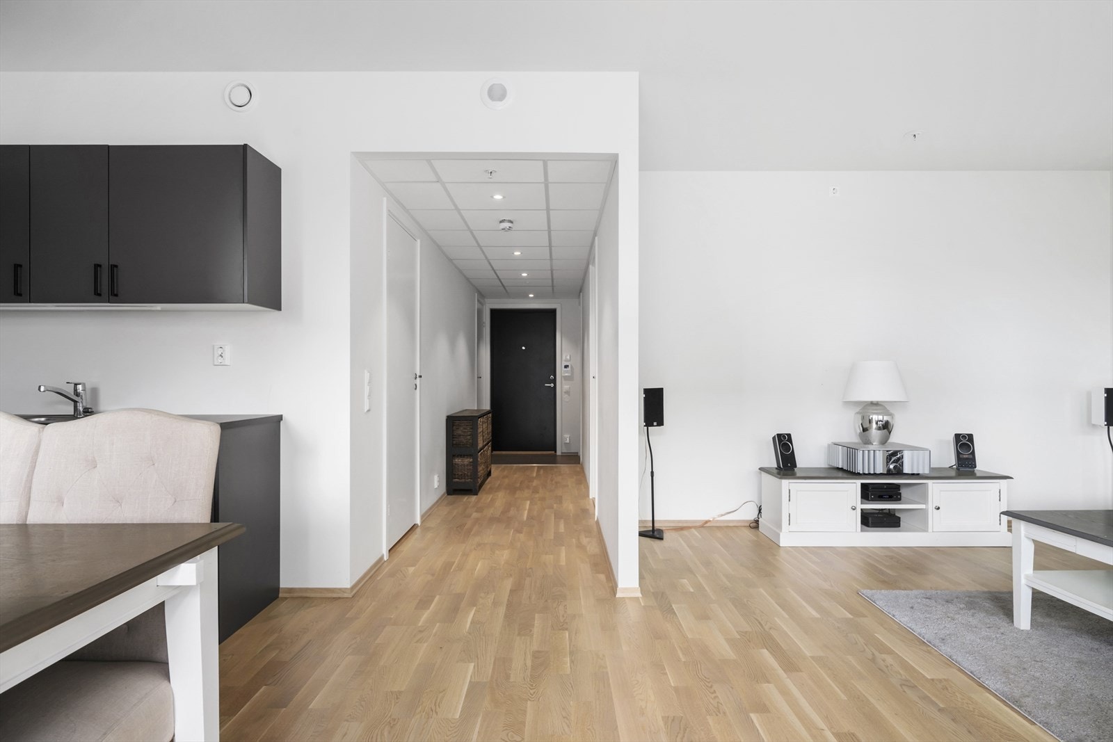 Lys og moderne leilighet med åpen stue- og kjøkkenløsning, parkettgulv og stilrent interiør. Et innbydende hjem med god planløsning og rolige omgivelser. Galleribilde