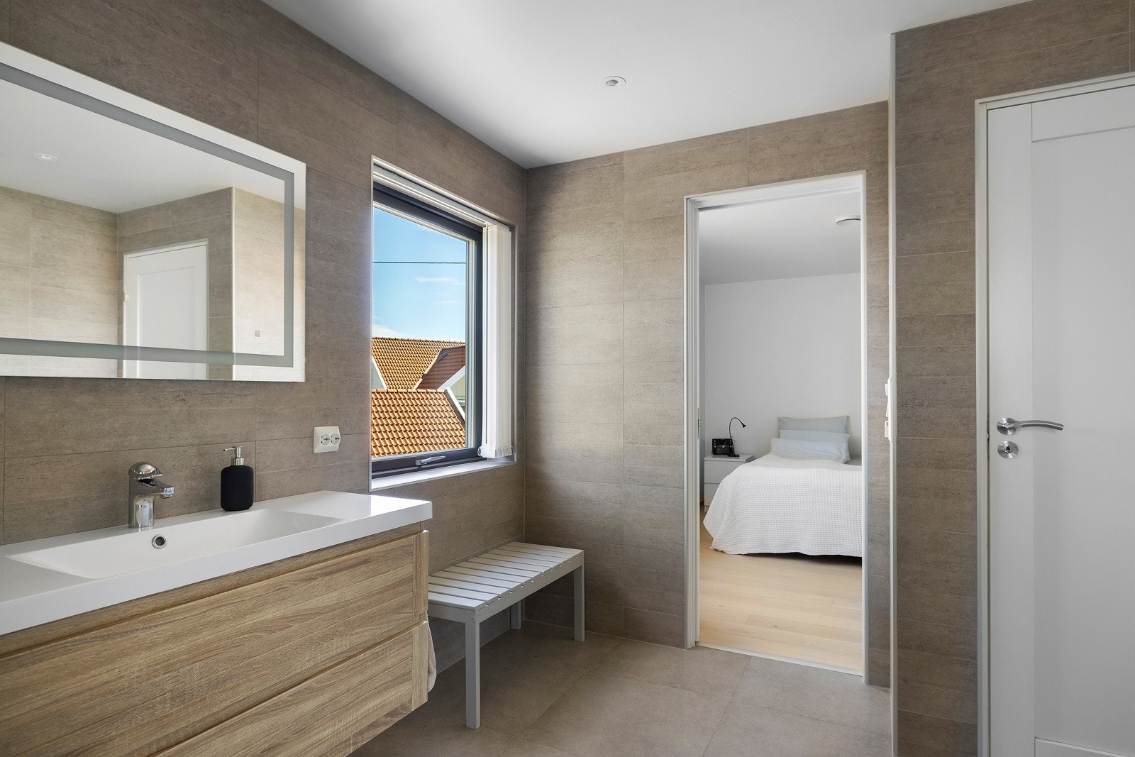 Fra soverom har du direkte adkomst til badet Galleribilde