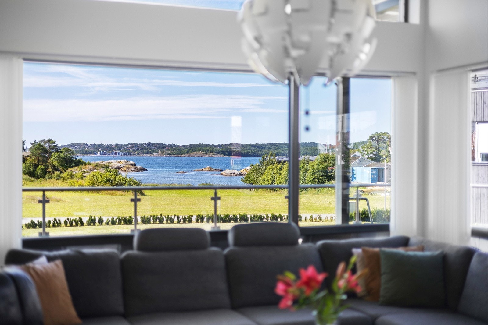 Her får du en flott sjøutsikt rett inn i stua Galleribilde