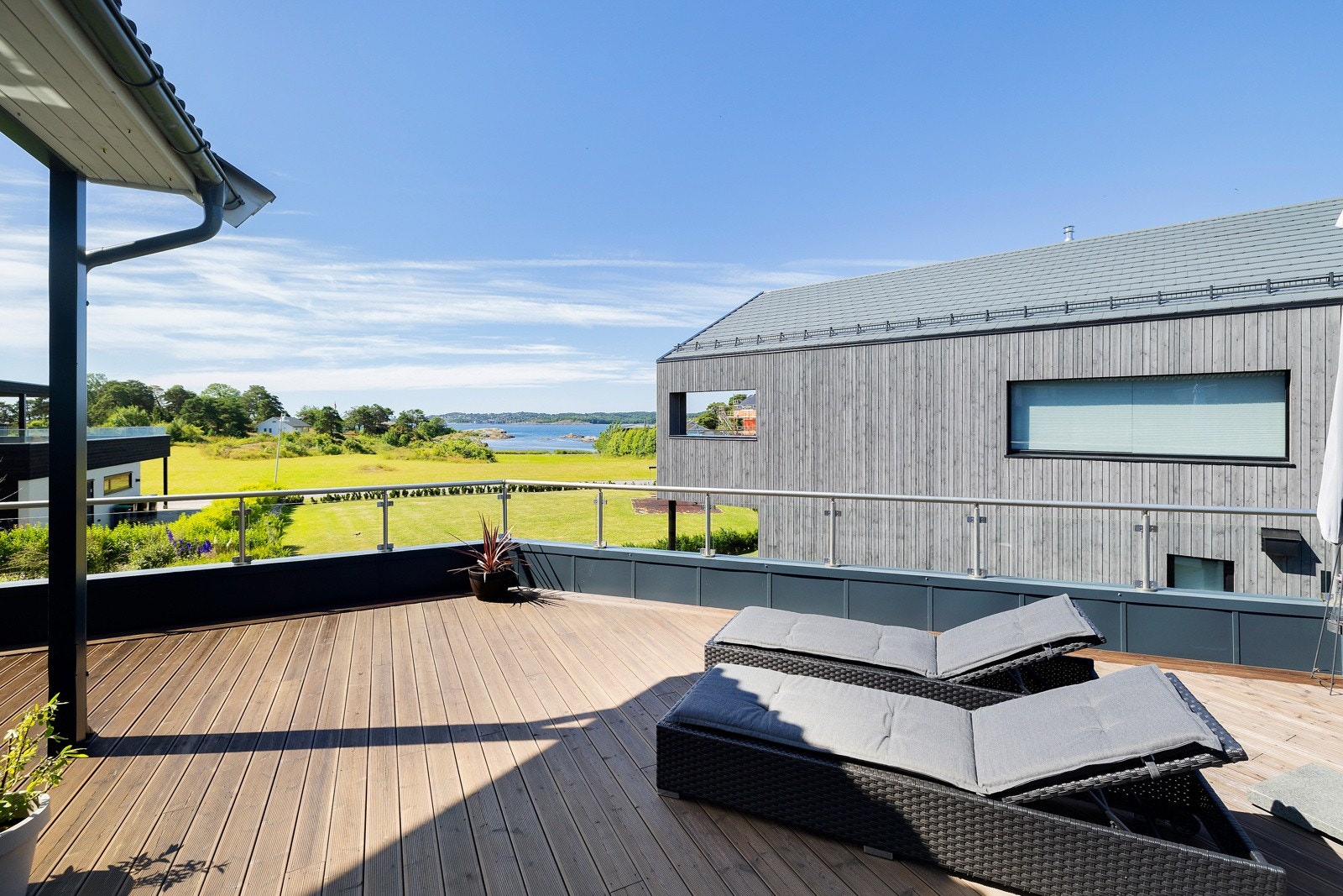 Balkongen er av god størrelse som gir rom for møblering i flere bruksområder, samt flotte solforhold fra morgen til kveld Galleribilde