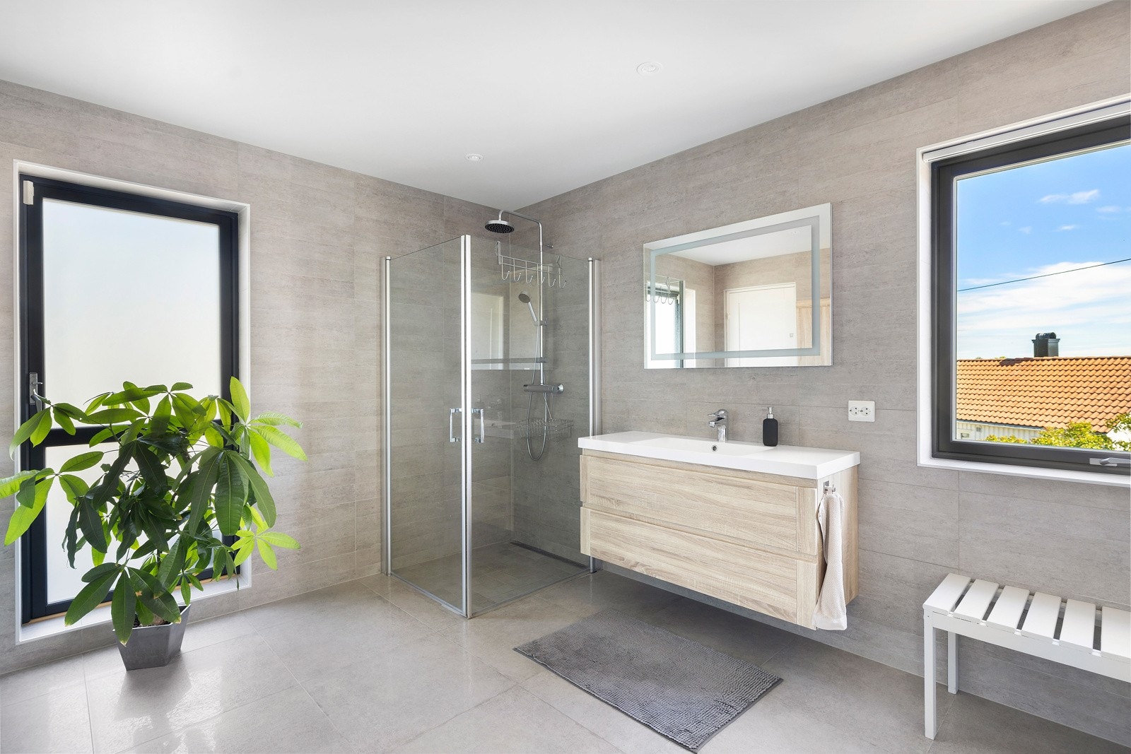 Badet i hovedetasjen har god størrelse og moderne standard, samt store vindusflater som sørger for rikelig med lysinnslipp Galleribilde