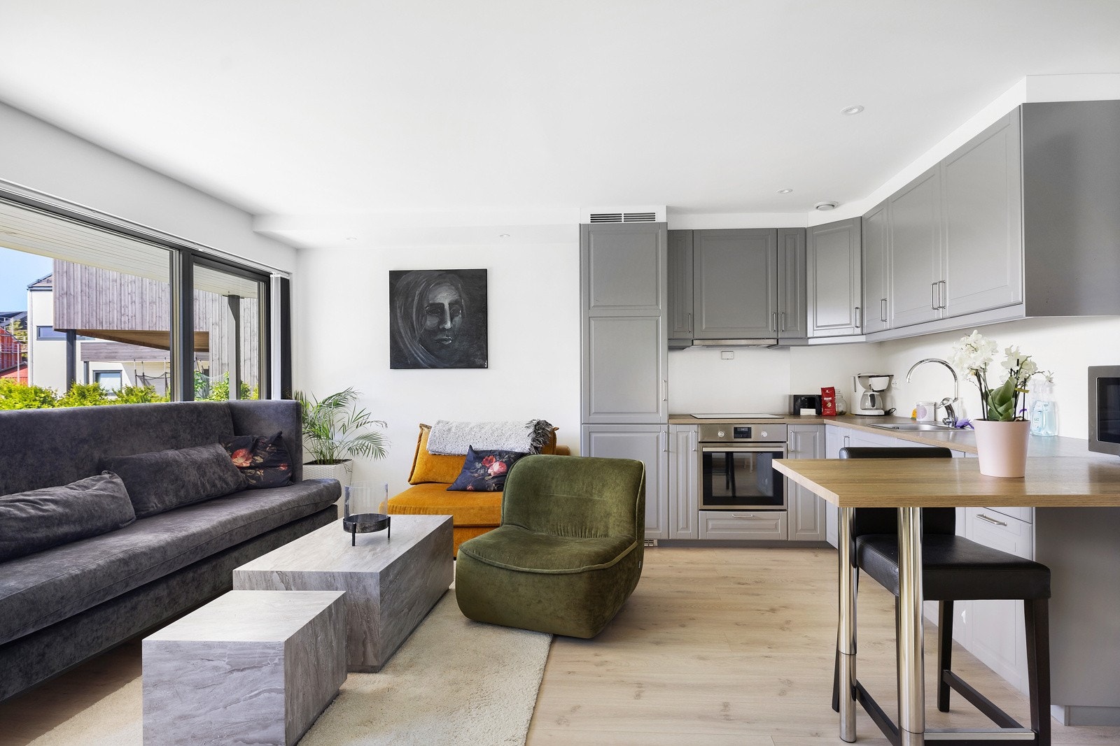 Stue og kjøkken er moderne og ligger i en sammenhengende åpen løsning med hverandre Galleribilde