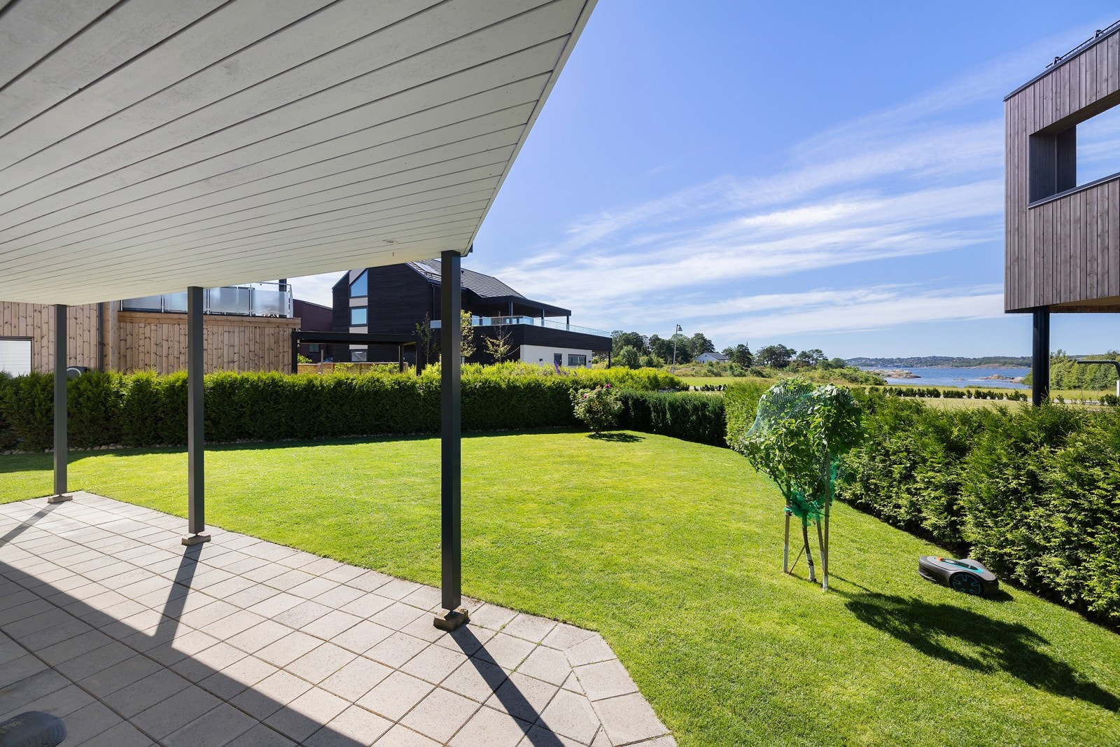 Med både balkong, platting og gressplen er det lagt til rette for et variert og sosialt uterom - perfekt for både store og små Galleribilde