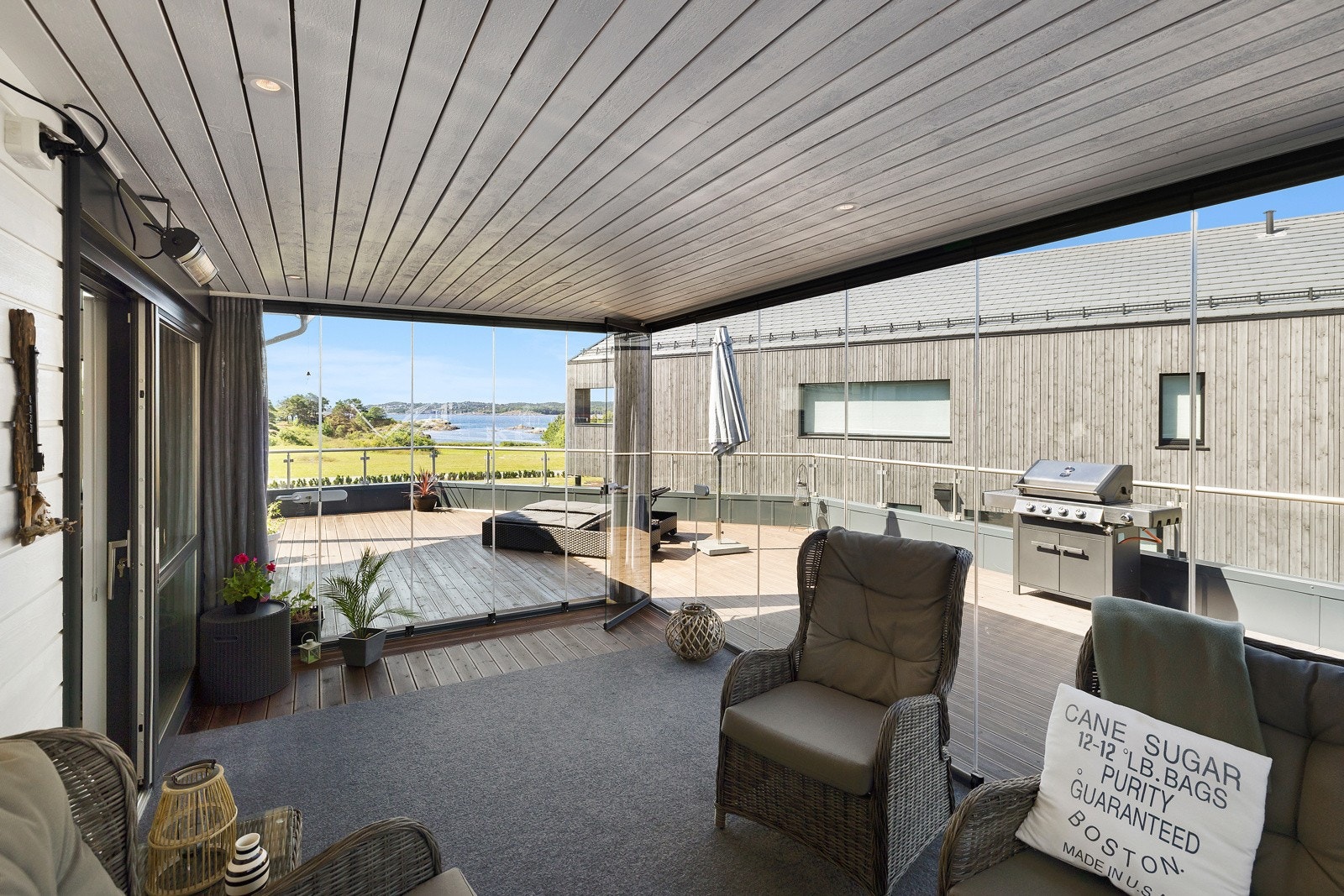 Den generøse balkongen har en innglasset del som forlenger utesesongen og skaper et ekstra oppholdsrom med utsikt Galleribilde