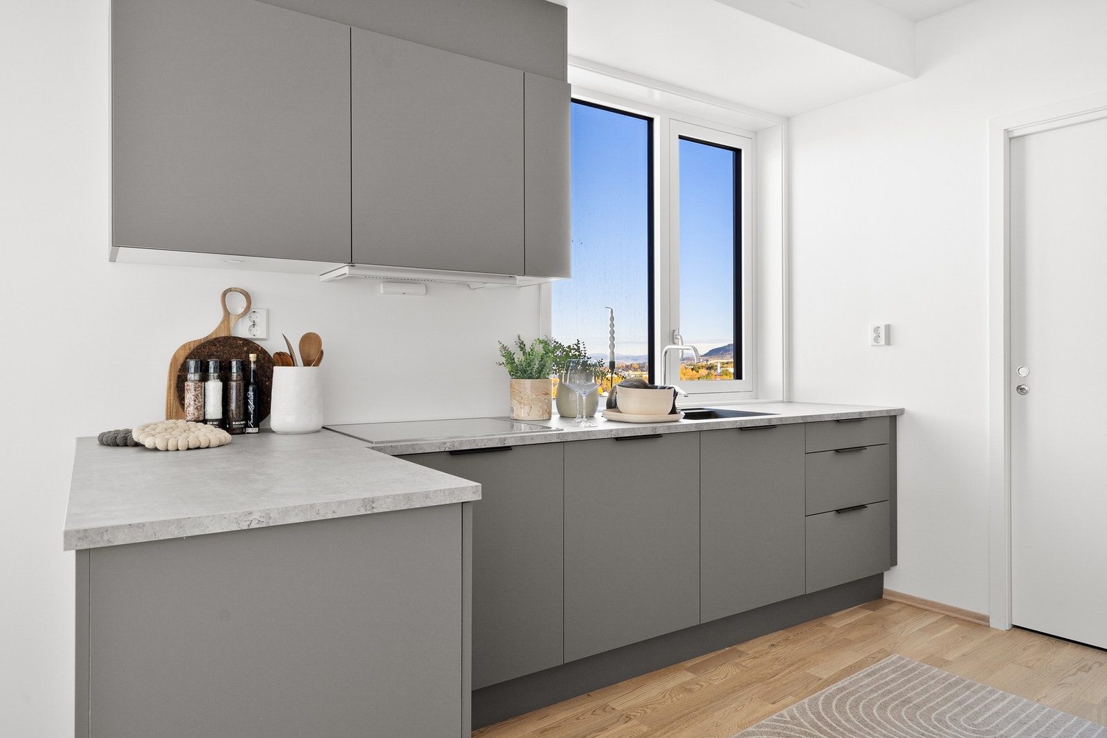 Moderne kjøkken med integrerte hvitevarer. Rikelig med skapplass. Galleribilde