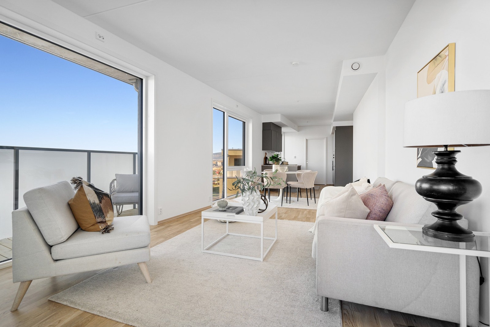 God plass til møblering av sofagruppe og spisestue Galleribilde