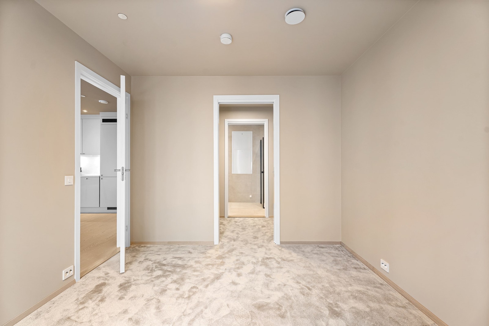 Lekkert og behagelig hovedsoverom med tilgang på egen walk in garderobe og bad Galleribilde