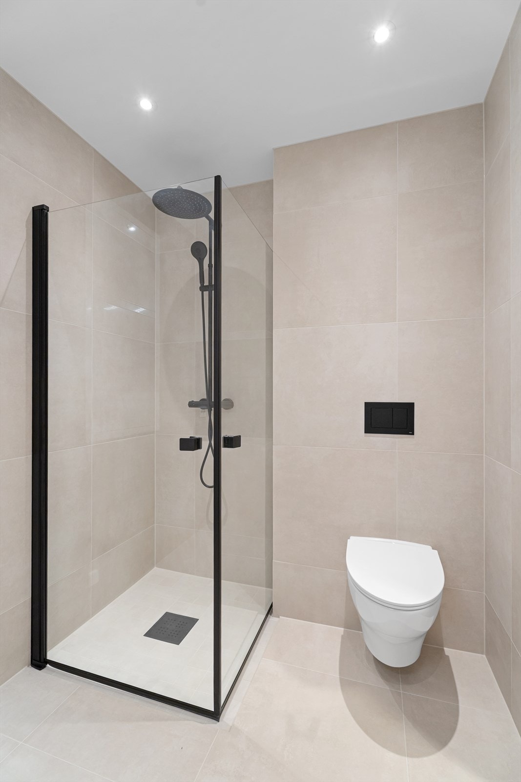 Romslig dusjhjørne og wc. Flotte svarte detaljer Galleribilde