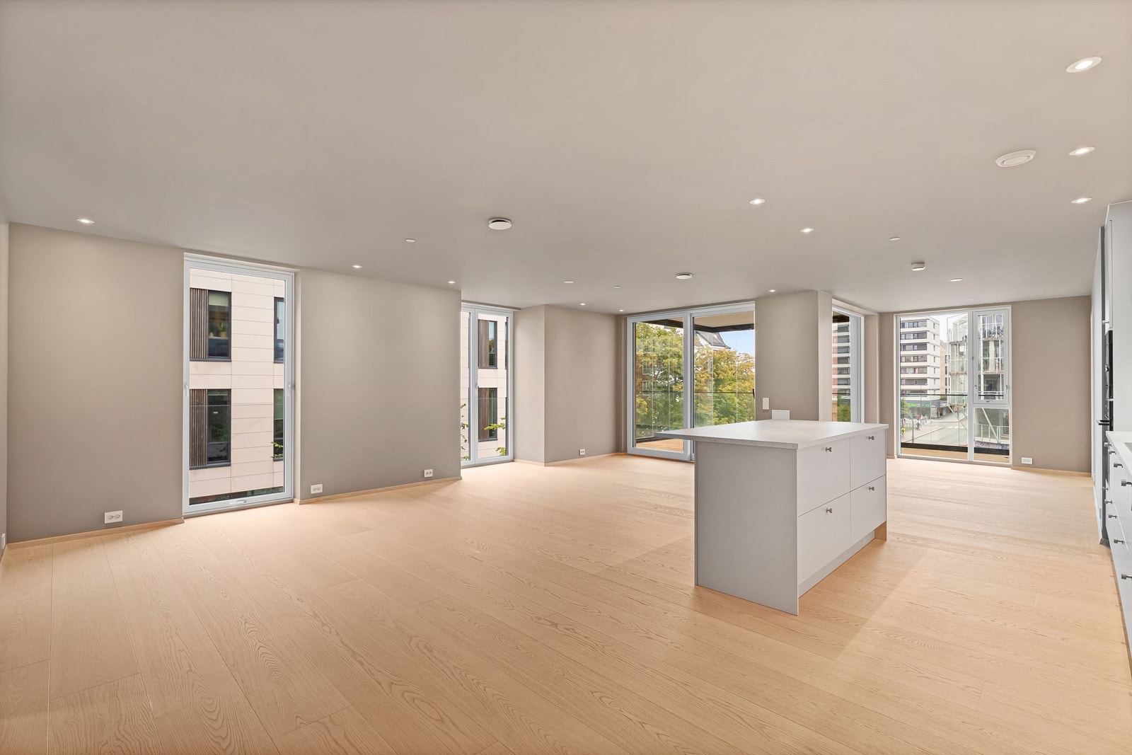 Åpen og god planløsning som gir en god og sosial atmosfære og romfølelse Galleribilde