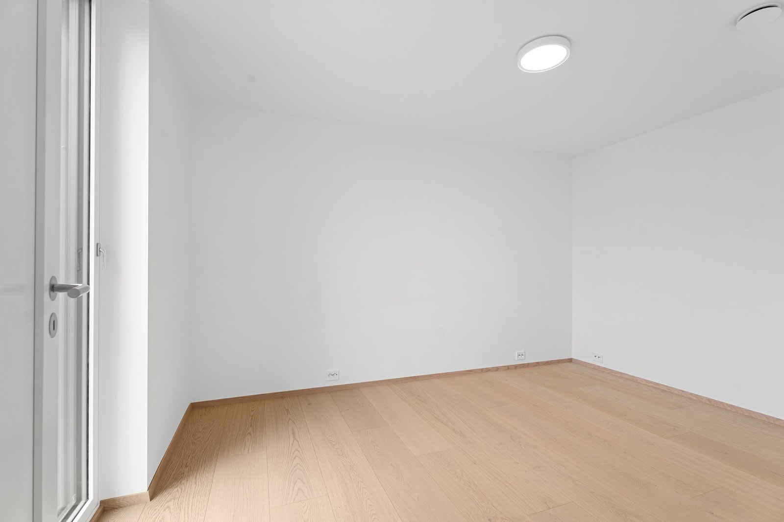 God plass til seng og garderobeløsning på soverommet Galleribilde