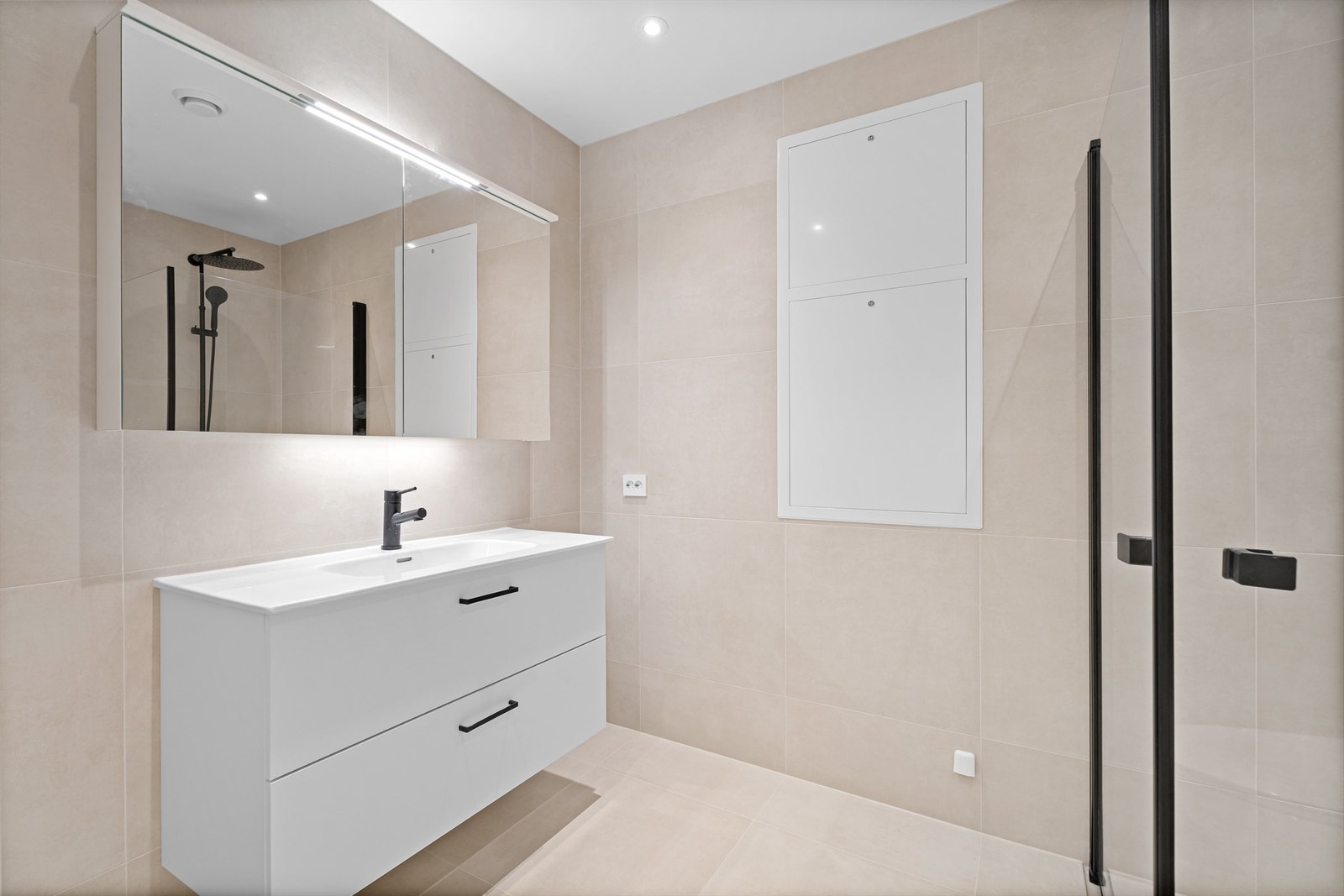 Meget god plass i speilskap, og skuffer i innredningen på hovedbadet Galleribilde