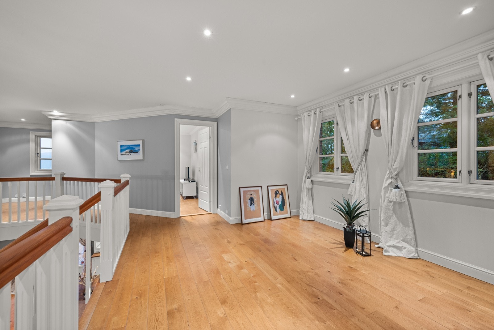 Her er det åpent og luftig ned mot hovedetasjen, samtidig et eget romslig område for avslapping. Galleribilde