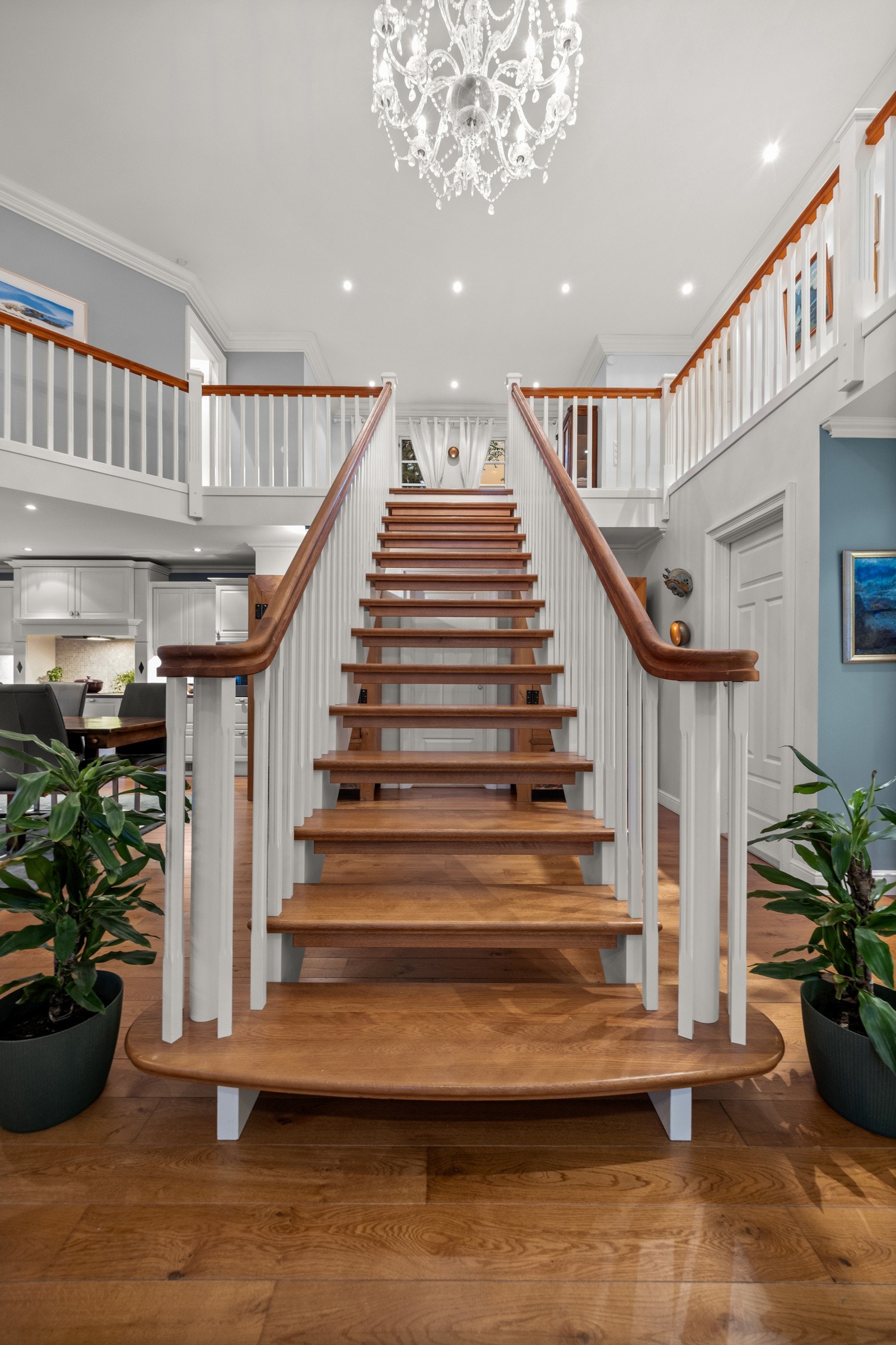 Her møtes du av en imponerende takhøyde og en flott trapp som er et naturlig samlingspunkt og et estetisk høydepunkt i interiøret. Galleribilde