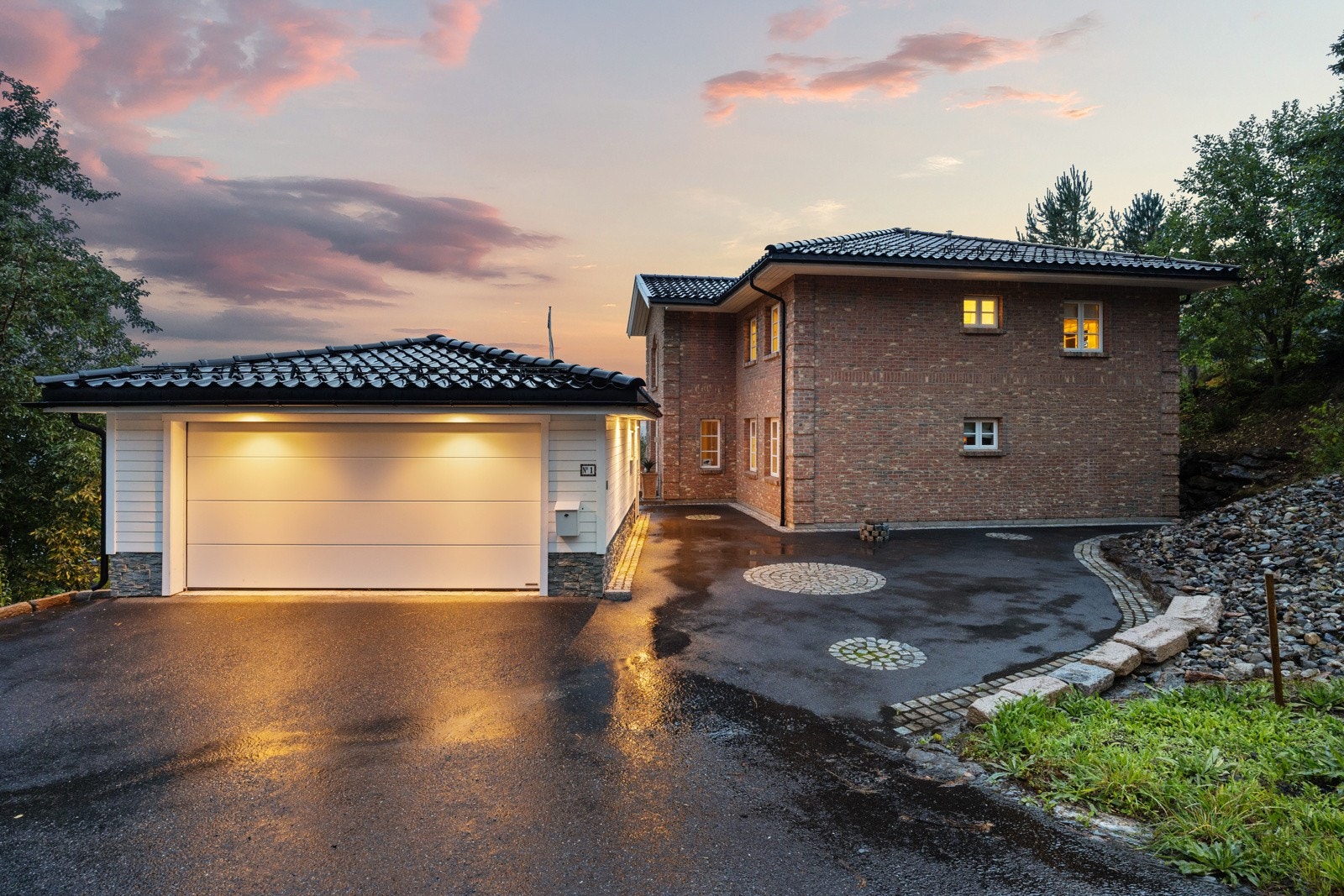 Frittliggende dobbelgarasje fra 2018 med bod i bakkant. Galleribilde