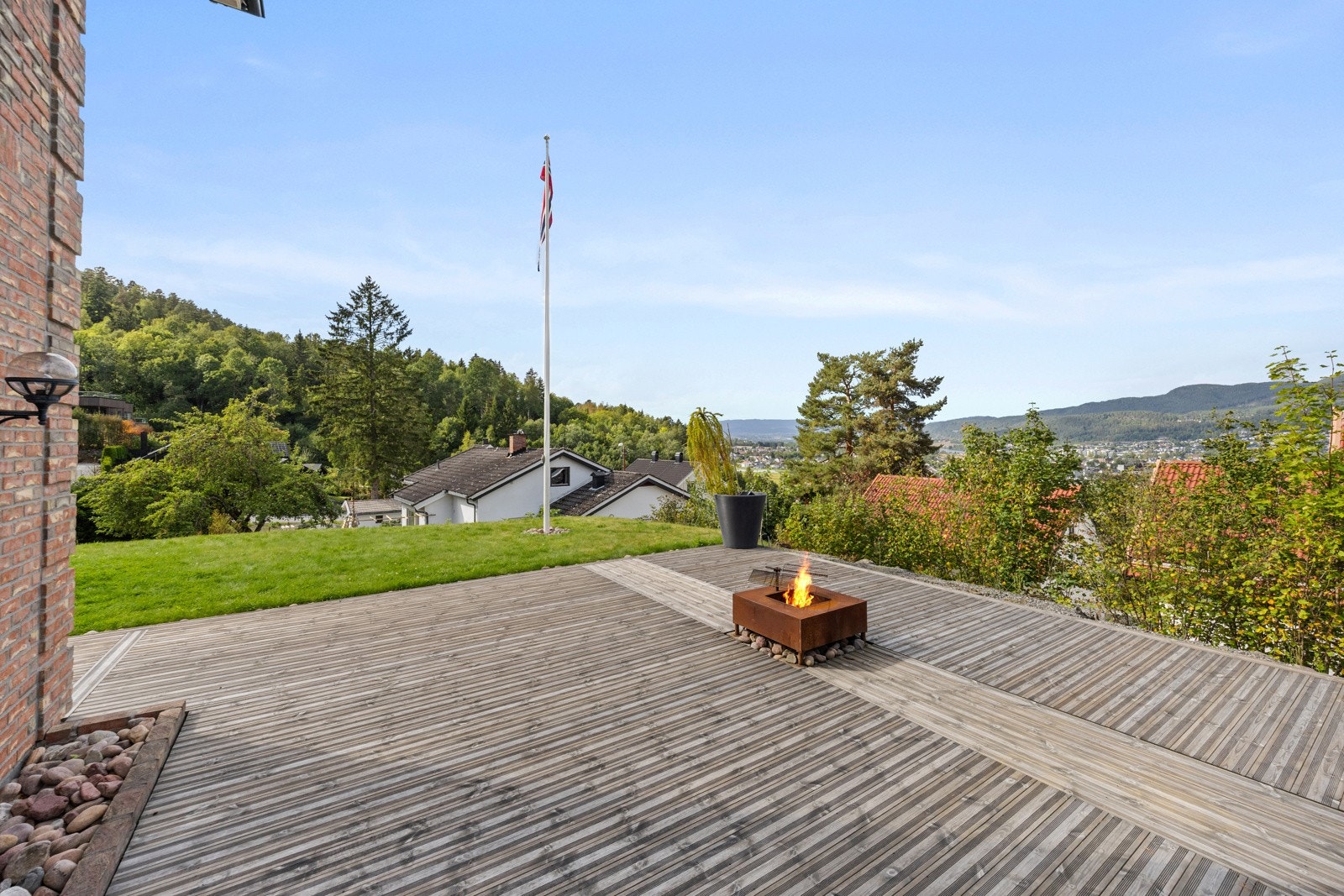 Terrasse på totalt 81 kvm vendt mot solrike vest. Galleribilde