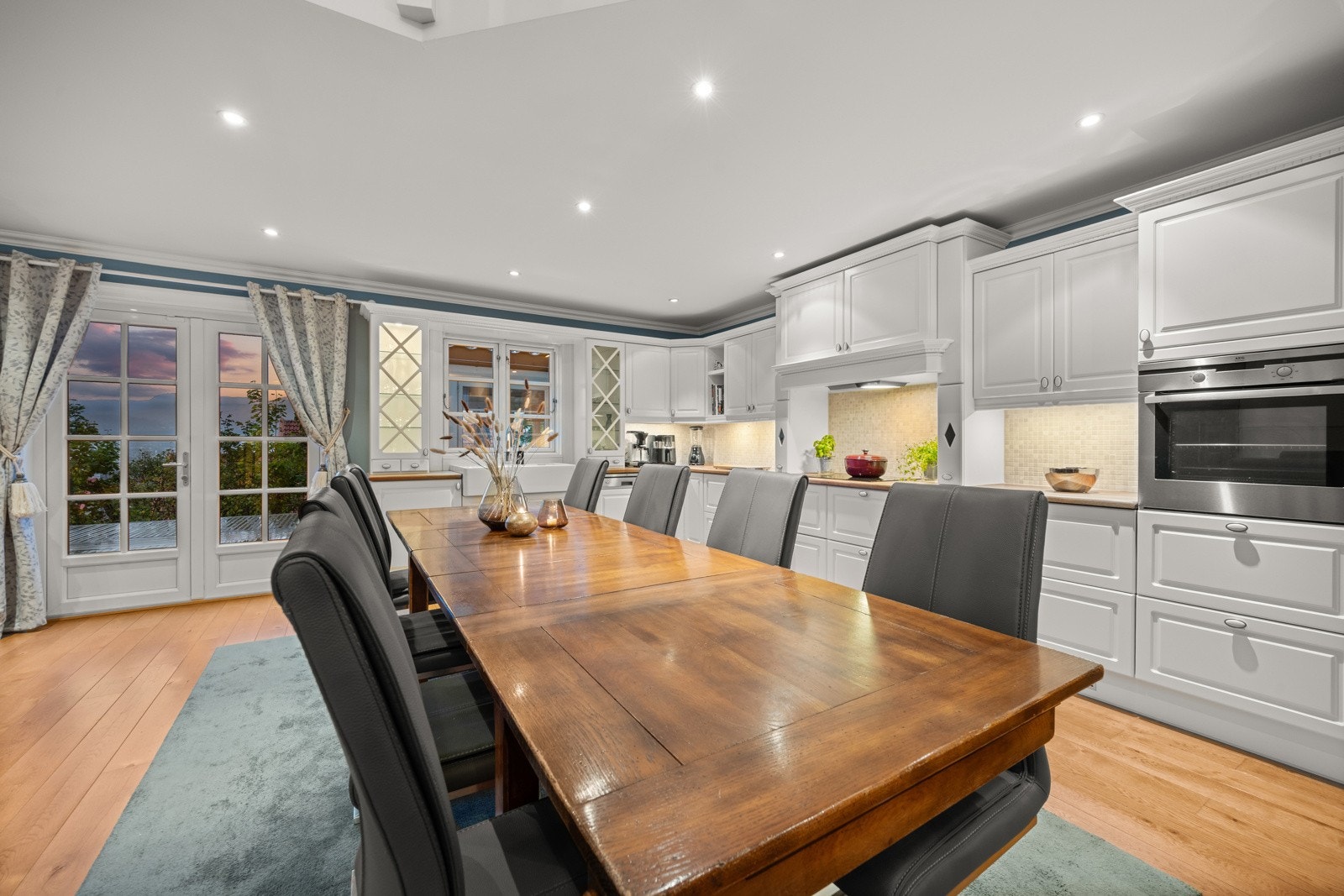 Kjøkkenet understreker boligens klassiske stil og er et drømmekjøkken for de som liker å lage mat. Galleribilde