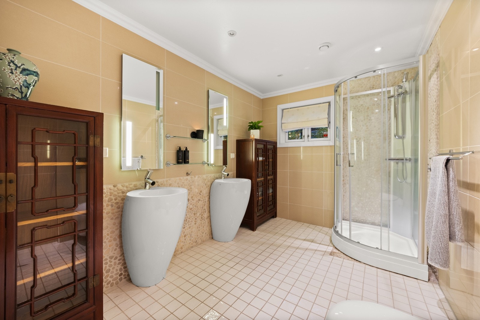 Romslig bad i 1. etasje. Galleribilde