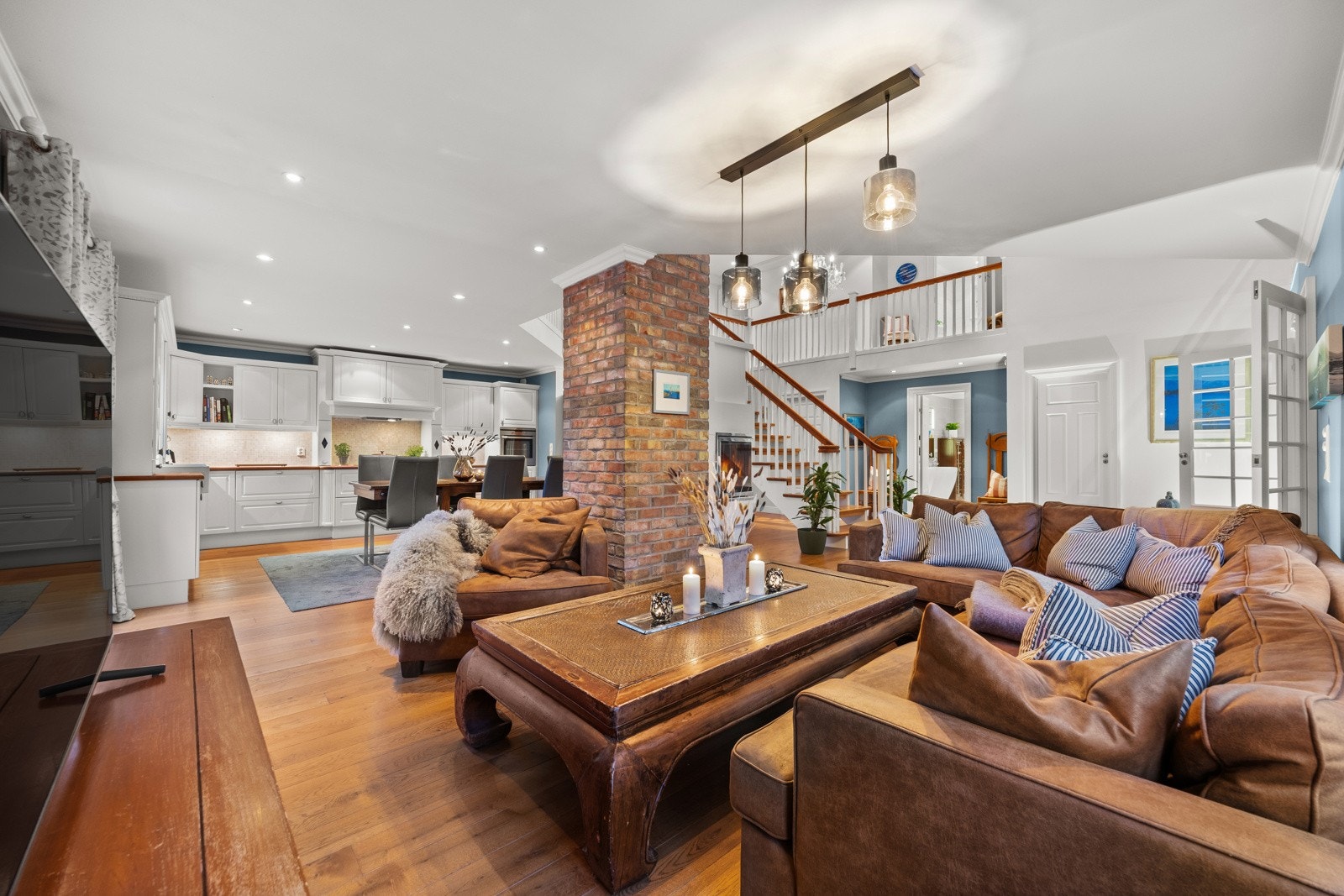 Her ligger stue, spisestue og kjøkken i en åpen løsning, men likevel en naturlig inndeling av de forskjellige sonene. Galleribilde