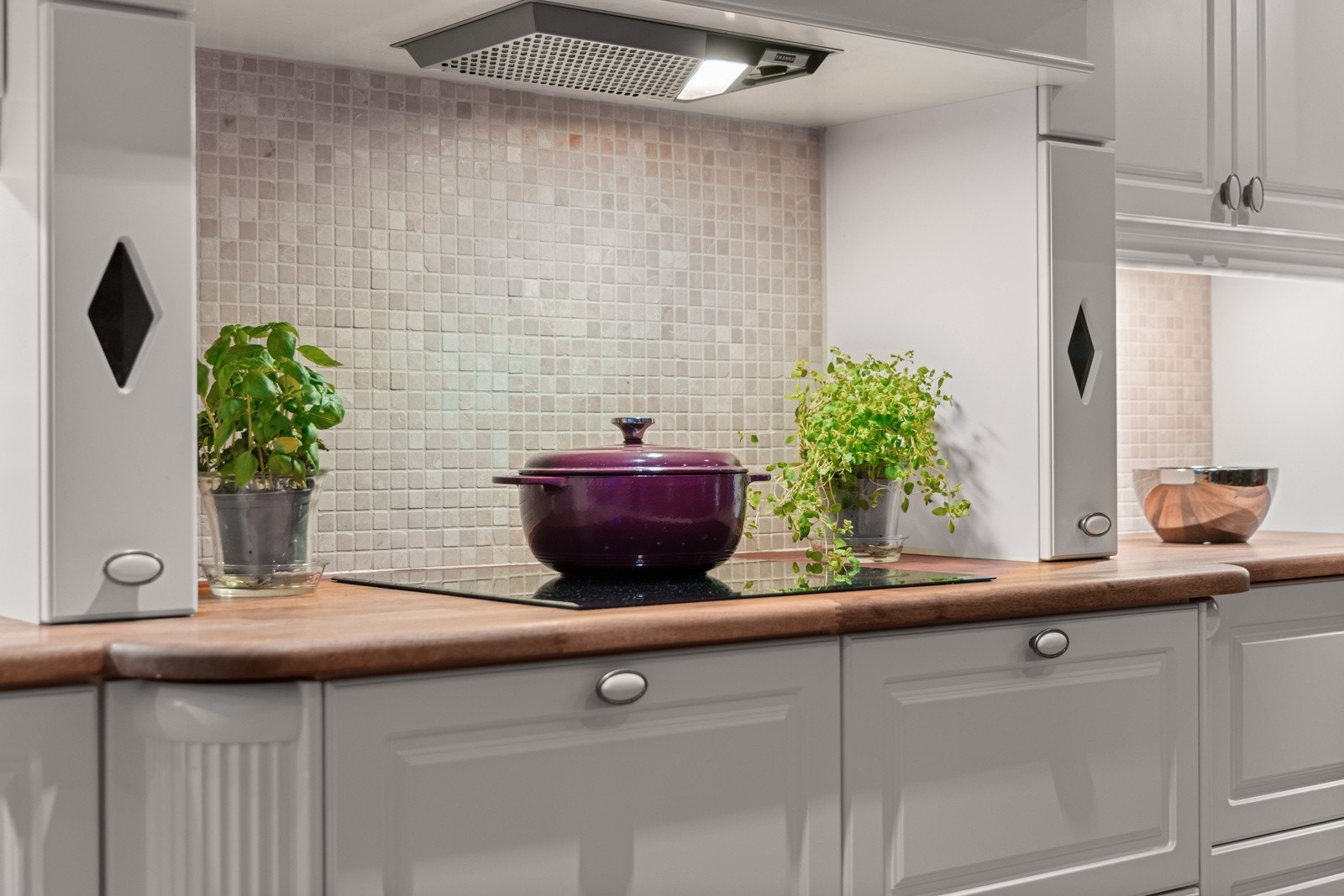 Komplett utstyrt med integrerte hvitevarer som ovn i riktig høyde, platetopp, oppvaskmaskin og to kjøleskuffer. Galleribilde