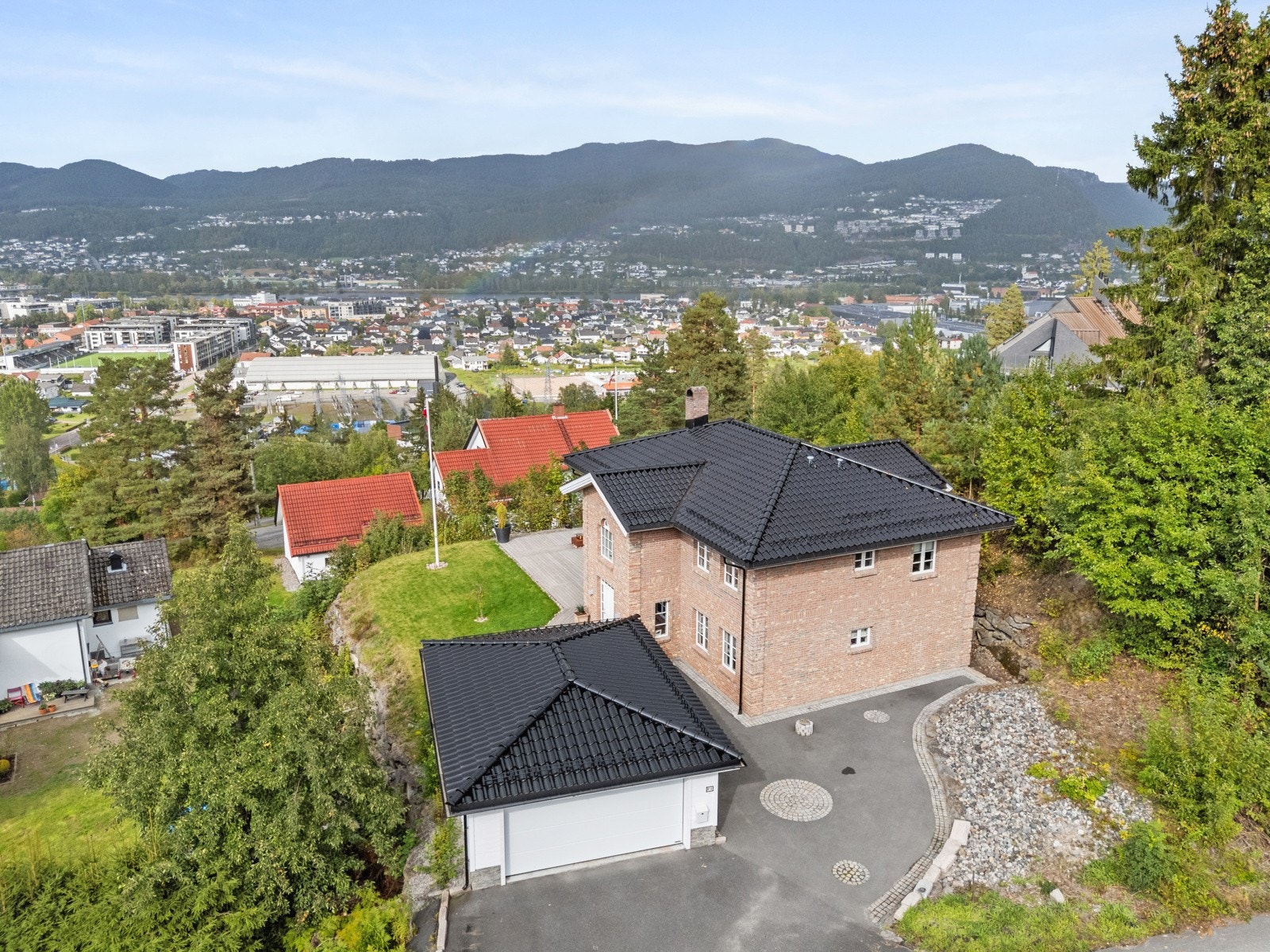 Eiendommen ligger på en høyde utenfor Mjøndalen sentrum, med glimrende solforhold og fantastisk utsikt. Galleribilde