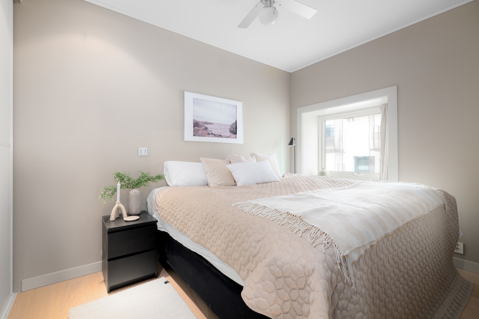 Leiligheten har to fine soverom. Hovedsoverommet har god plass til dobbeltseng, nattbord og annet møblement. Galleribilde