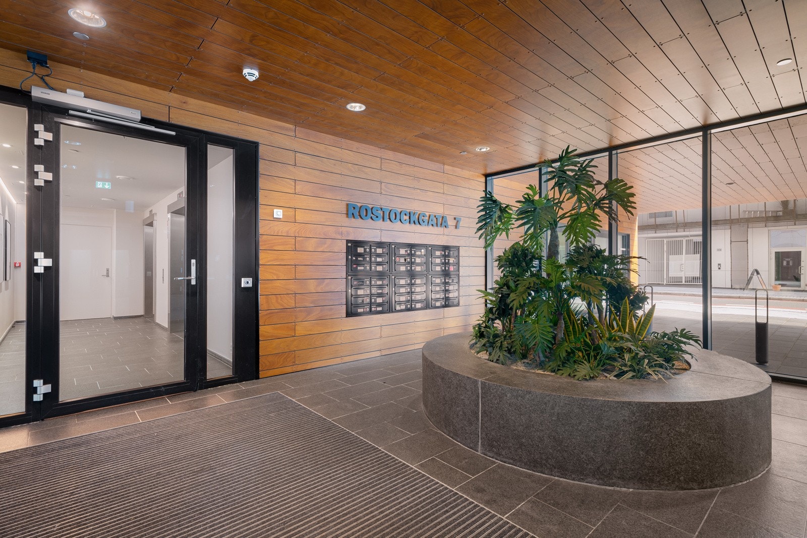 Moderne inngangsparti til leiligheten. Leiligheten egner seg til alt fra barnefamilie til eldre da alt er på et plan med heis. Galleribilde