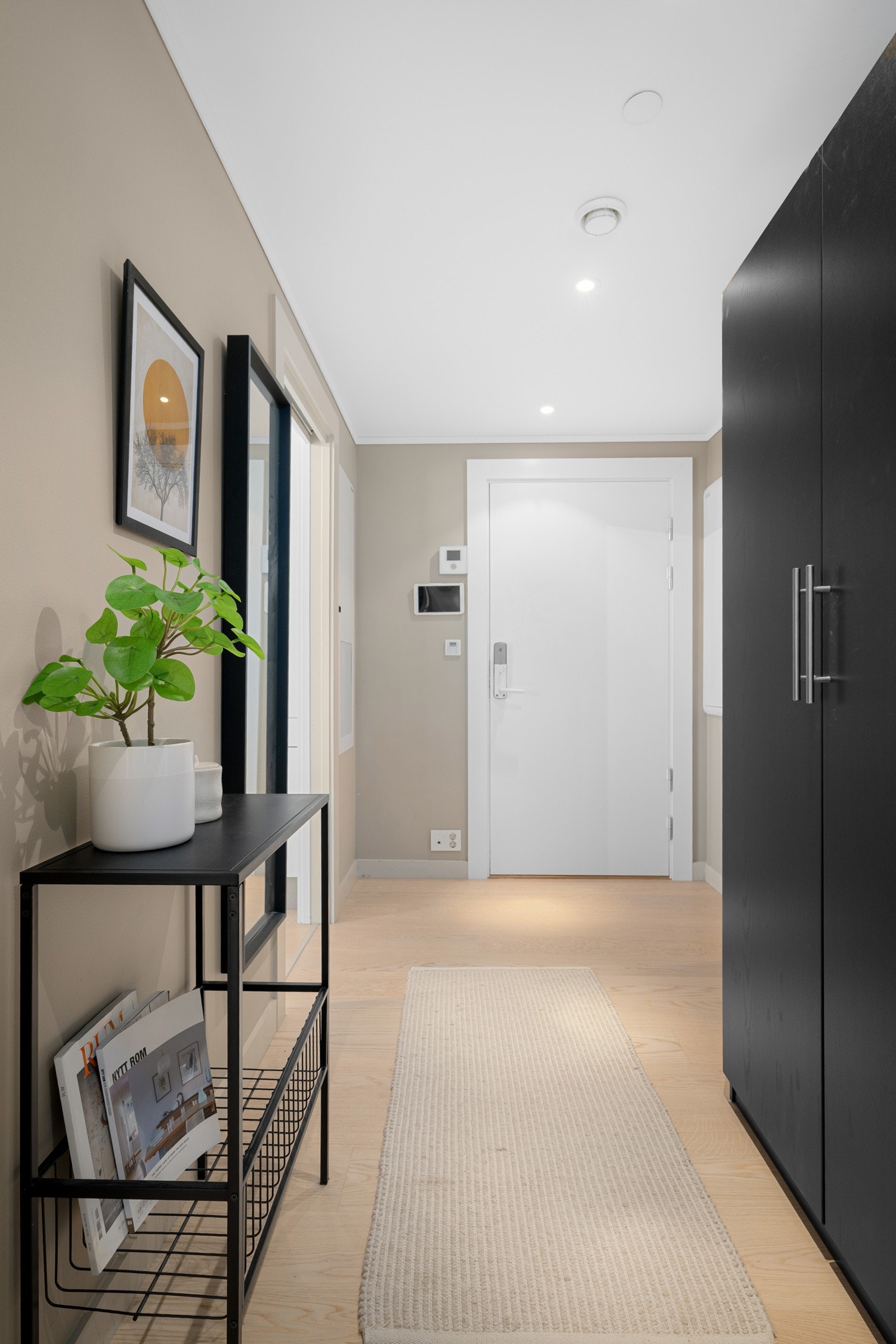 Når du kommer inn i leiligheten blir du møtt av en lys og romslig entré som gir et godt førsteinntrykk. Galleribilde